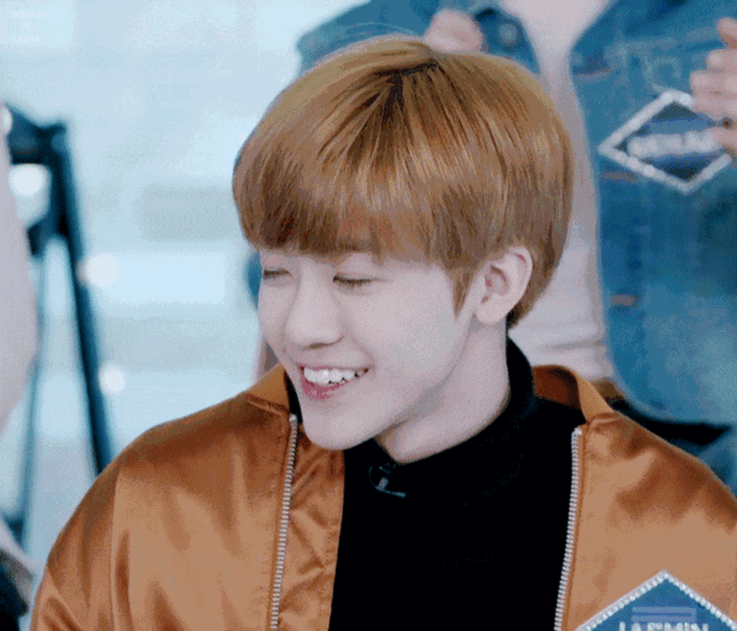 罗渽民标志性的笑容很有特点,迷人的治愈系的笑容,举手投足间浑身散发