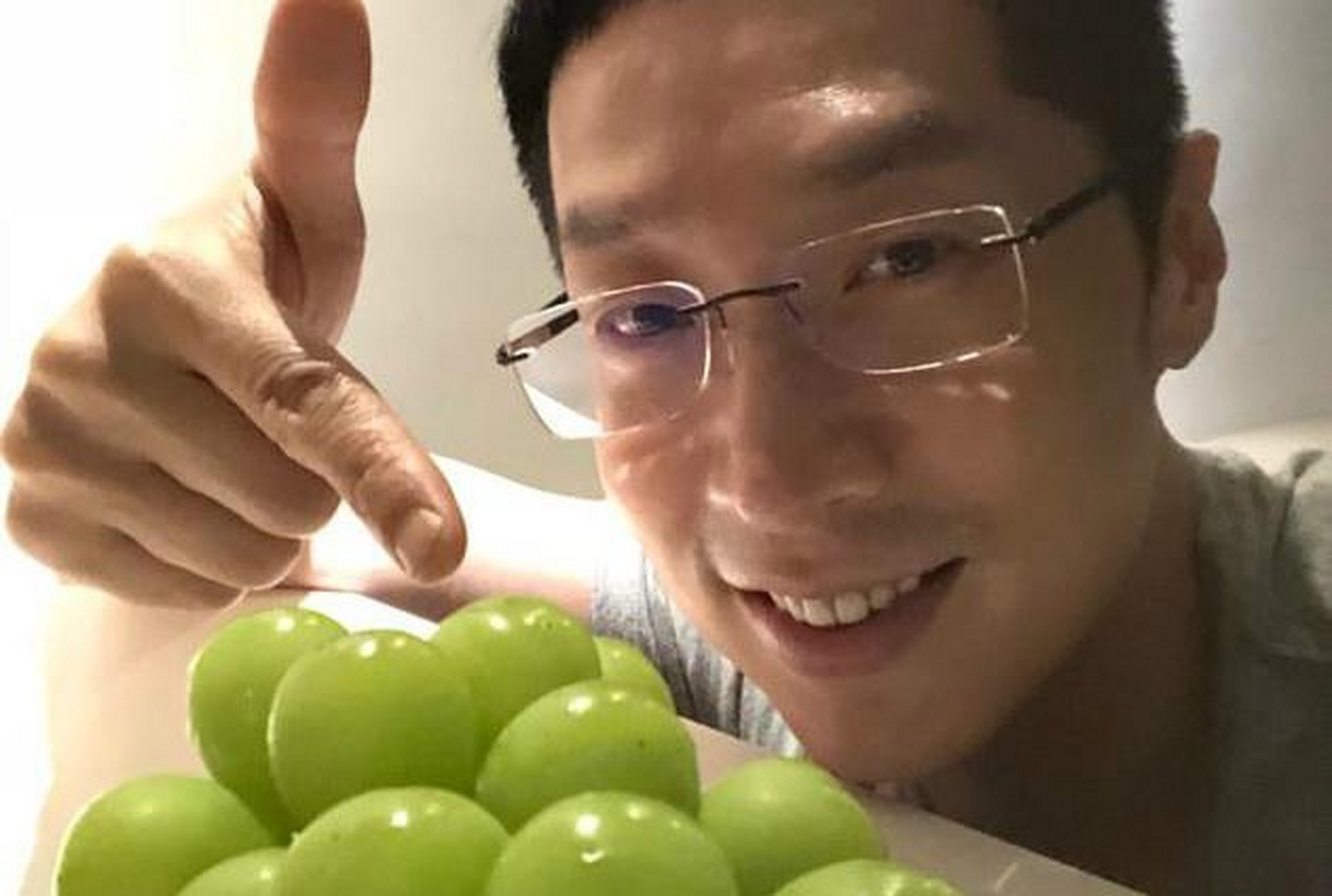 《一号法庭》里和萱萱是情侣,饰演医生.