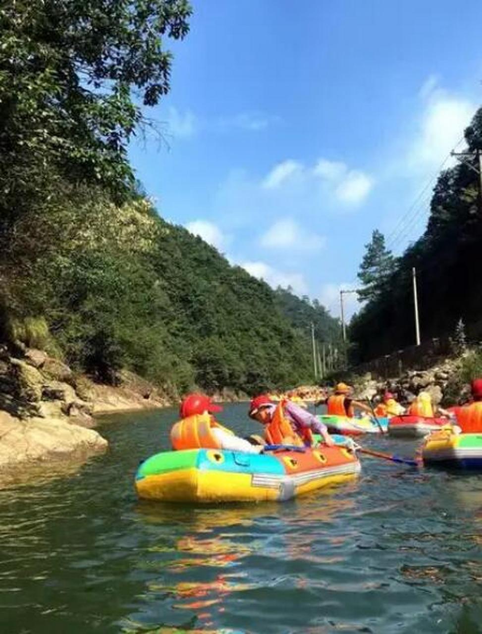 浙西大龙湾景区绿树成荫,瀑布成群,溪水清澈见底.