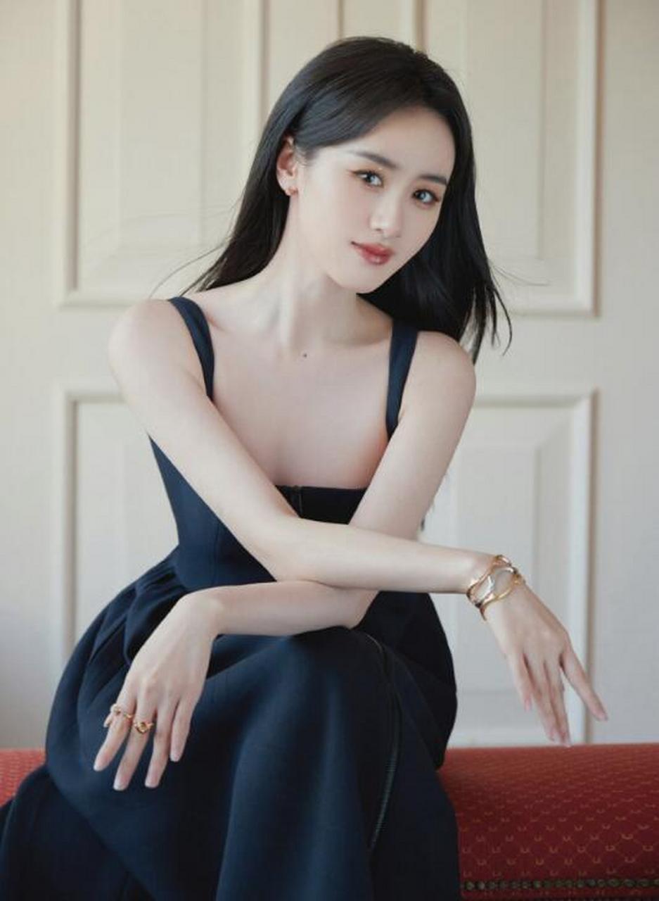 袁冰妍,明眸善睐,柳眉杏眼.