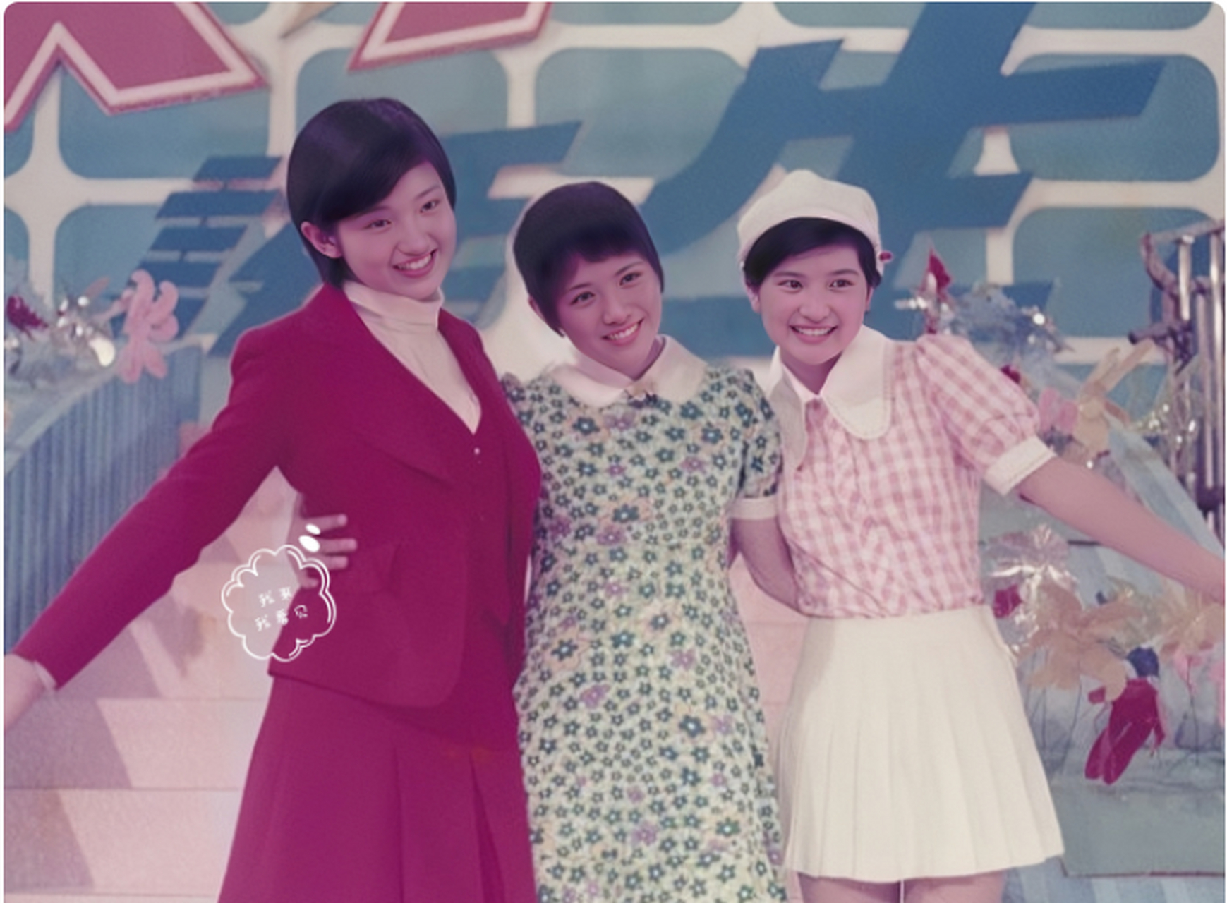 山口百惠,樱田淳子和森昌子一起创立了女性组合高中三枝花.