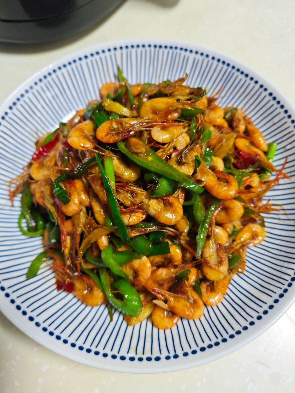 青椒炒河虾,炒菜苔春天的美味炒小河虾,虾能炒一大盘,放点青椒,美味又