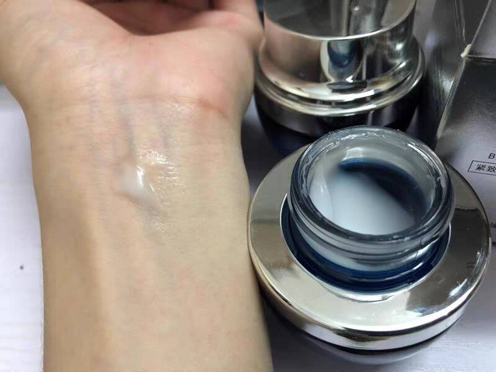 总有熬不完的夜,在不断的熬夜中也长出了熊猫眼, 朋友推荐的这款眼霜