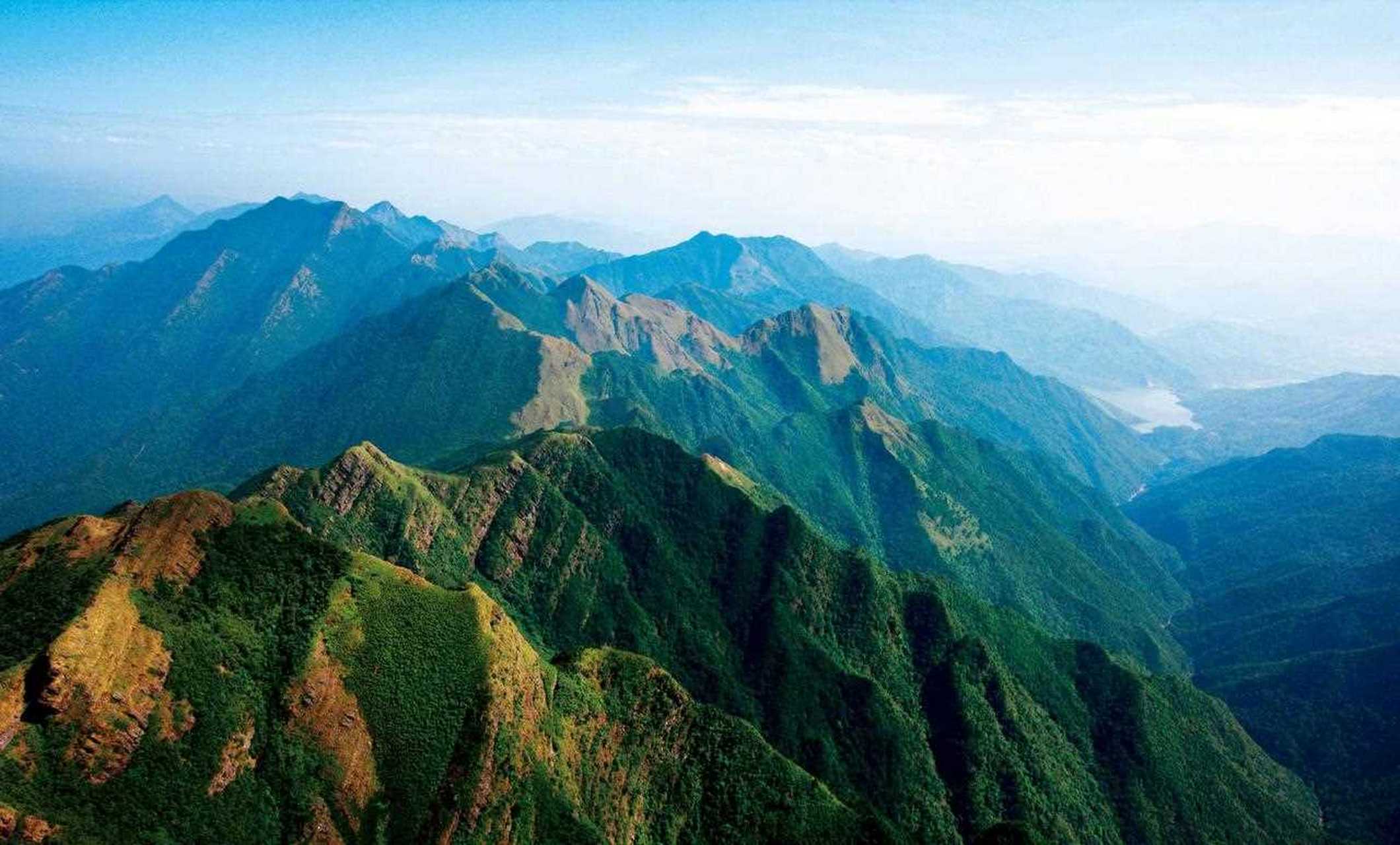 十万大山是中国唯一既沿边又沿海的山脉,坐落于广西广西壮族自治区