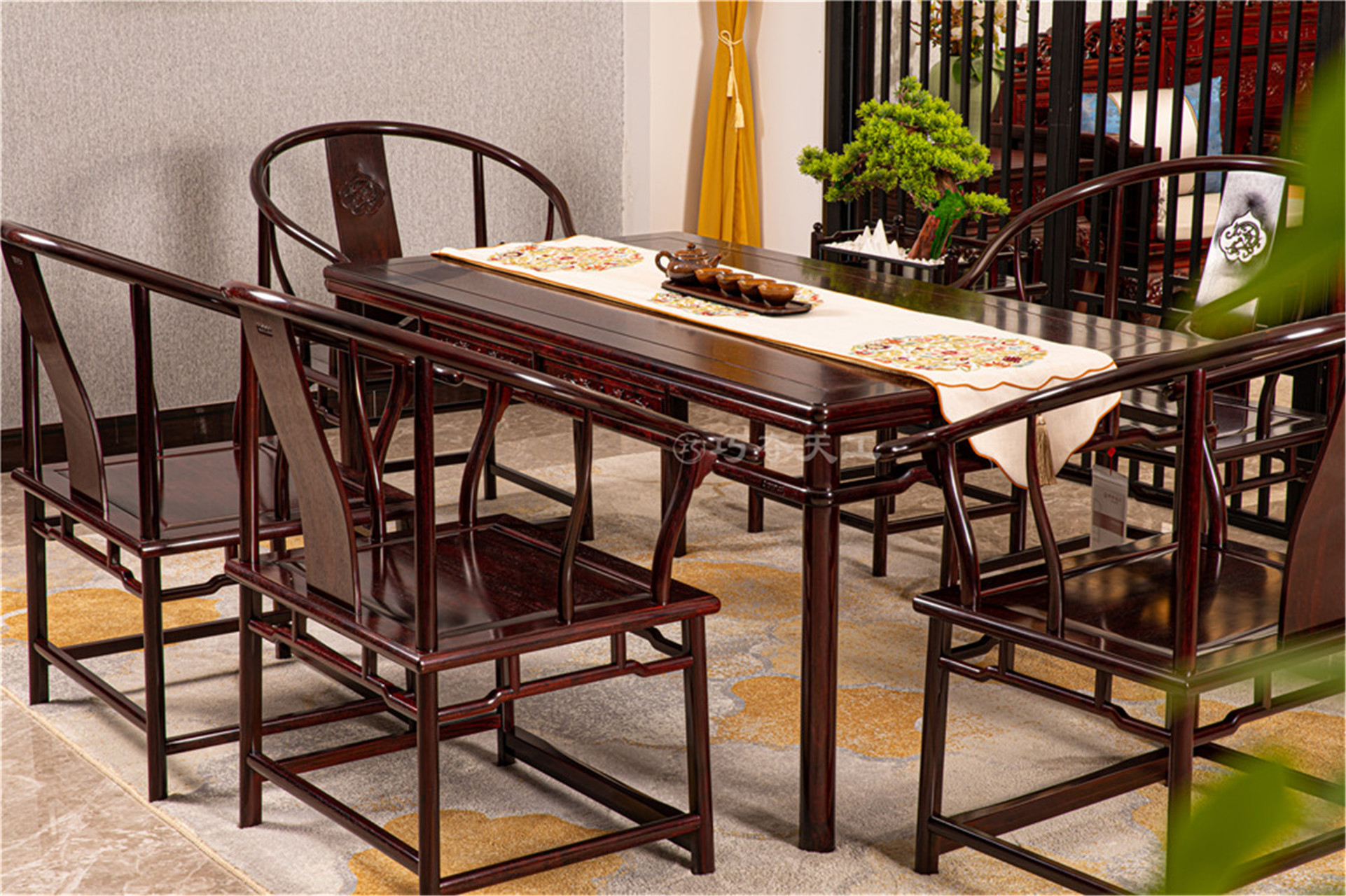 巧夺天工红木作为精品红木家具的塑造者,每一款产品都是匠心独运,既有