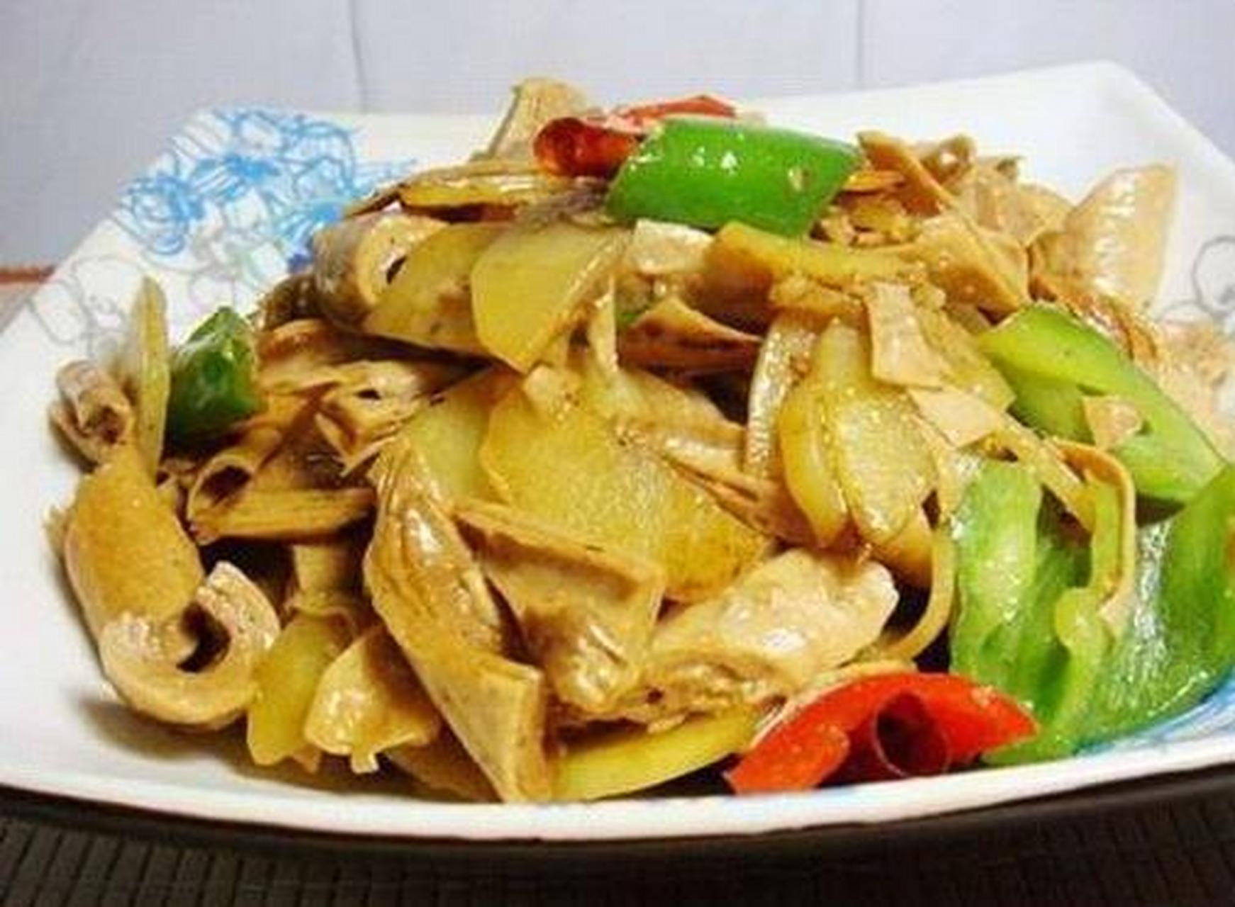 香炒豆筋的做法 食材 豆筋,土豆,青红尖椒,姜 做法 1,豆筋用开水泡