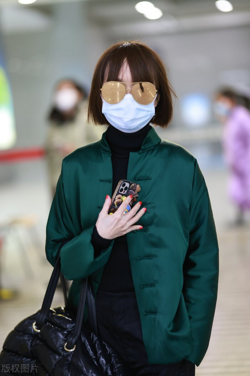 鲁豫机场街拍 墨绿色中国风外套优雅复古,手提黑色羽绒包十分别致