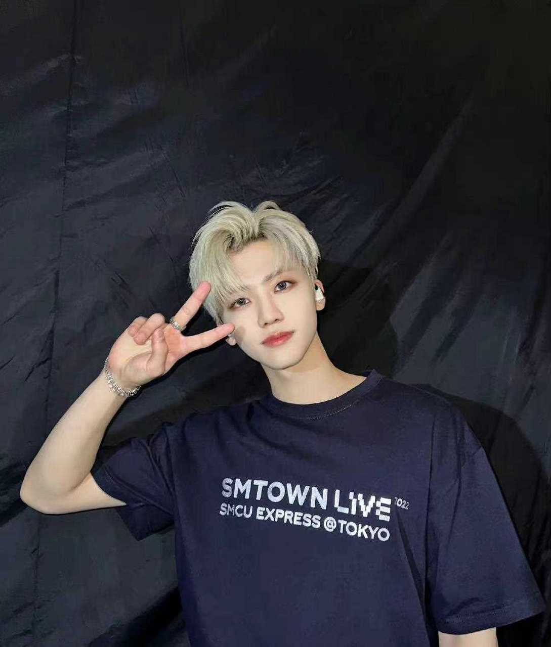 罗渽民银发背头随拍,这发色也太适合他了吧!咱们就是说谁不心动