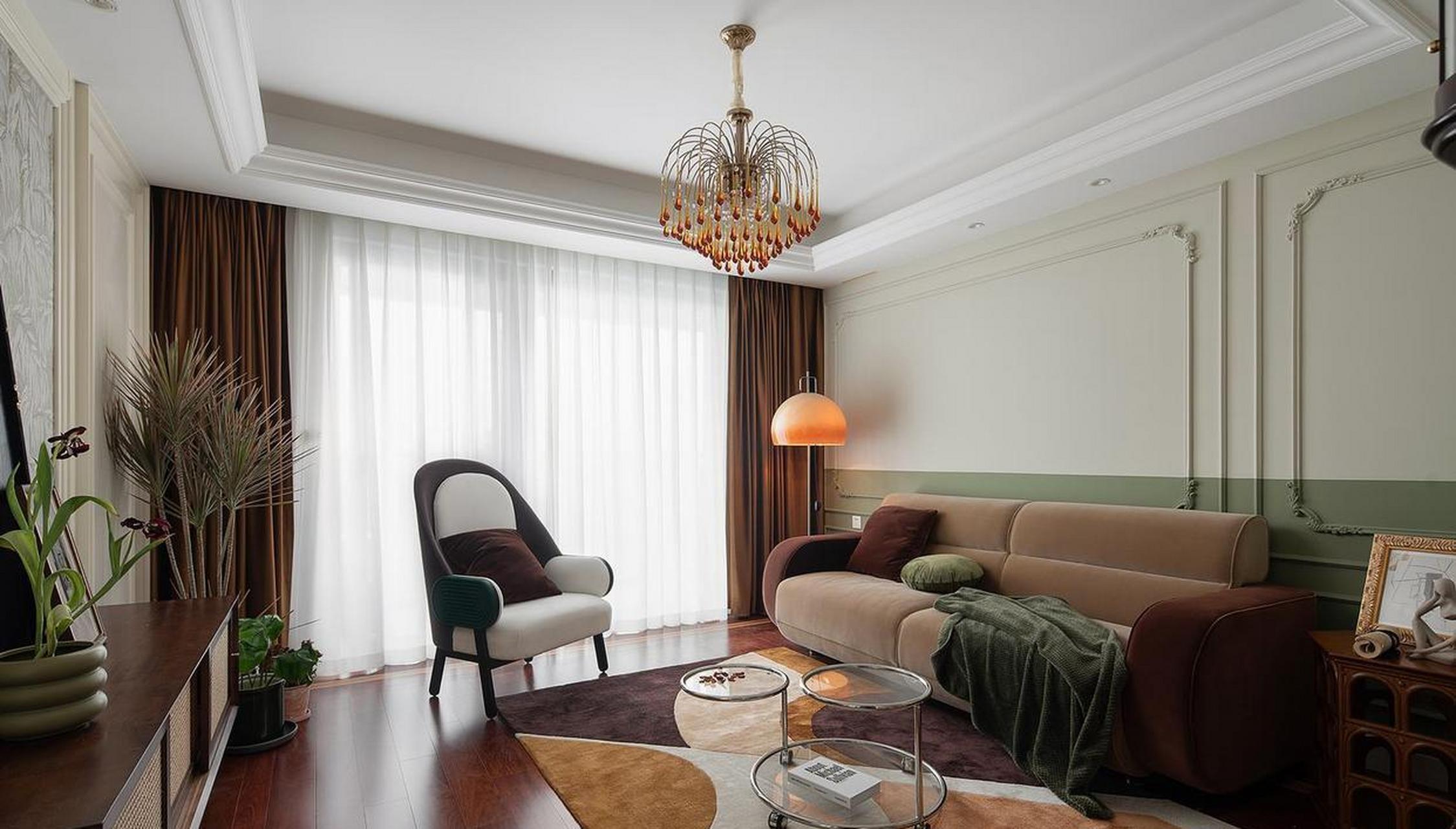 这是一套轻奢复古风的装修,近年来,这种风格非常地盛行,除了是因为