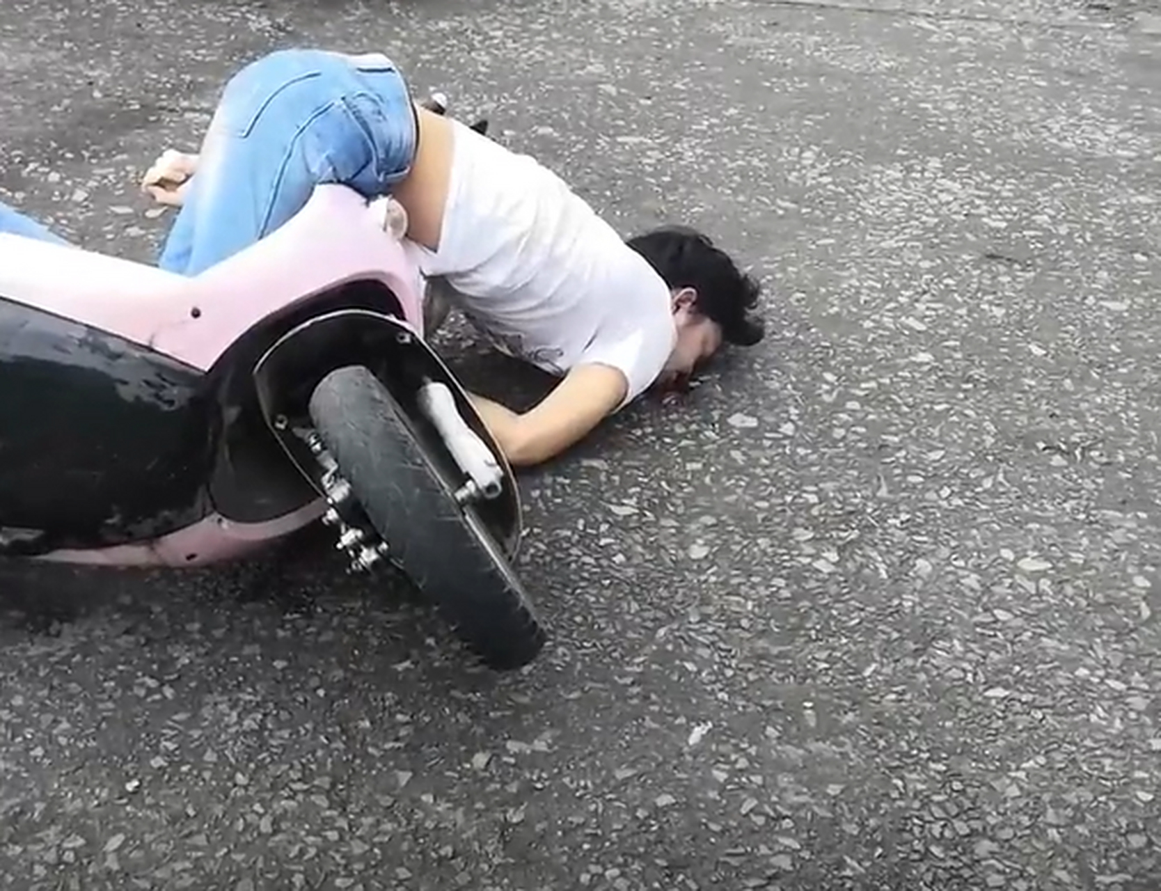 男子骑电动车摔倒在地,路人只敢看,不敢上前帮忙.