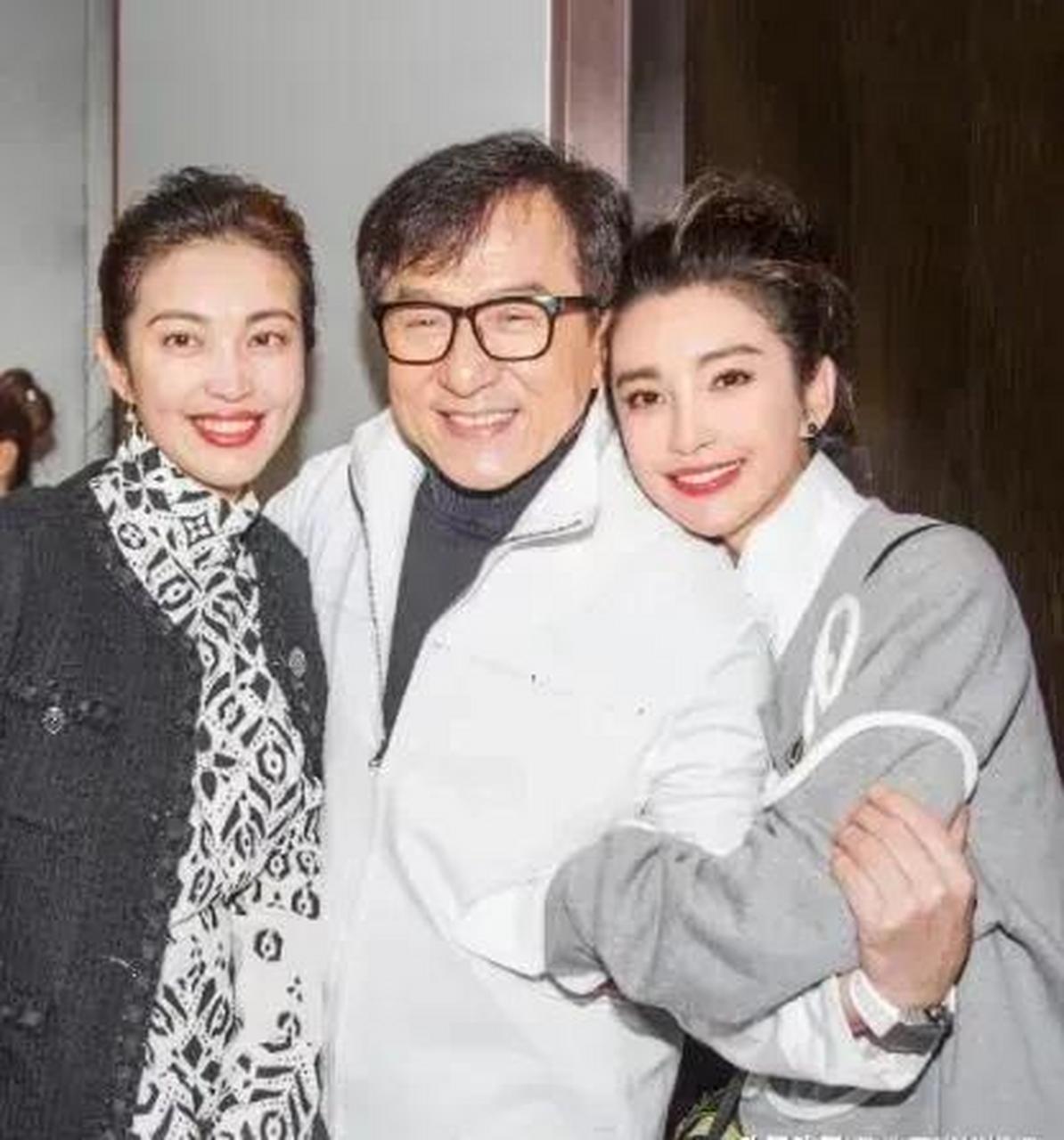 gif创作人# 成龙icon大哥跟赌王千金何超琼icon同框时,规规矩矩,糜行