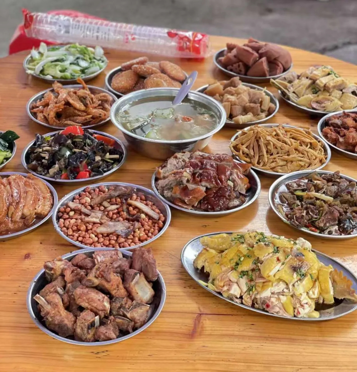 广西吃席的菜还是挺豪华的都是大荤的菜.