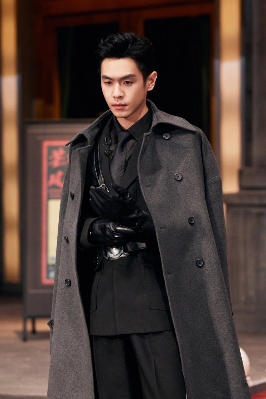 张若昀大侦探剧照,大衣皮靴军阀少帅气场拉满
