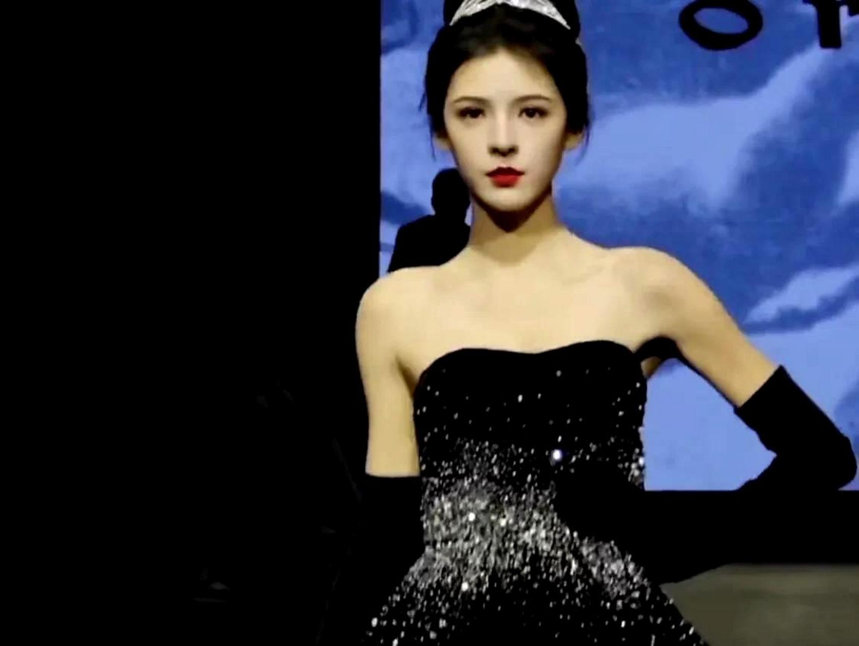 张予曦在上海时装秀上穿着一套星星礼服,真是美得让人惊艳!
