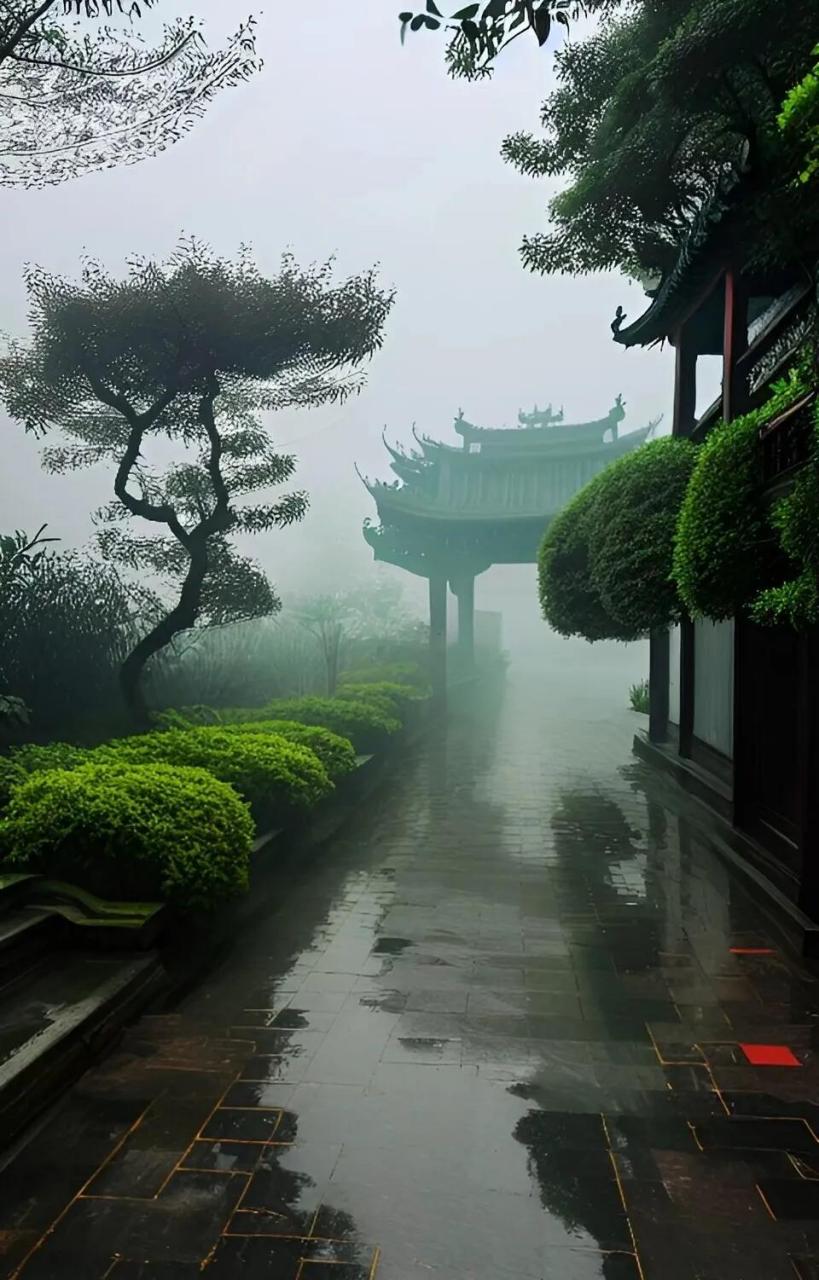 天街小雨润如酥,草色遥看近却无这种感觉你喜欢吗?