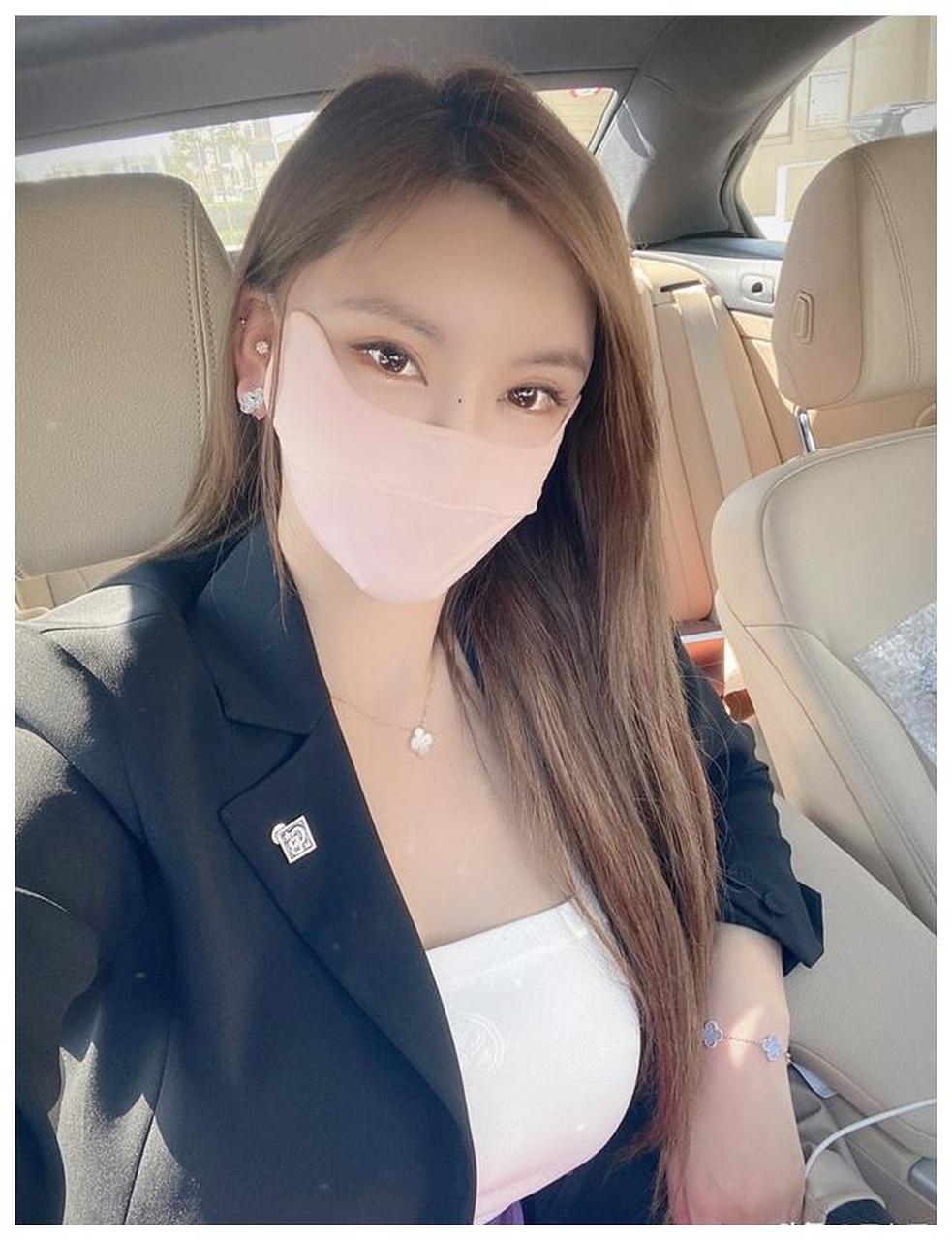 网红美女桓淼淼坐豪车旅游,很有气质啊