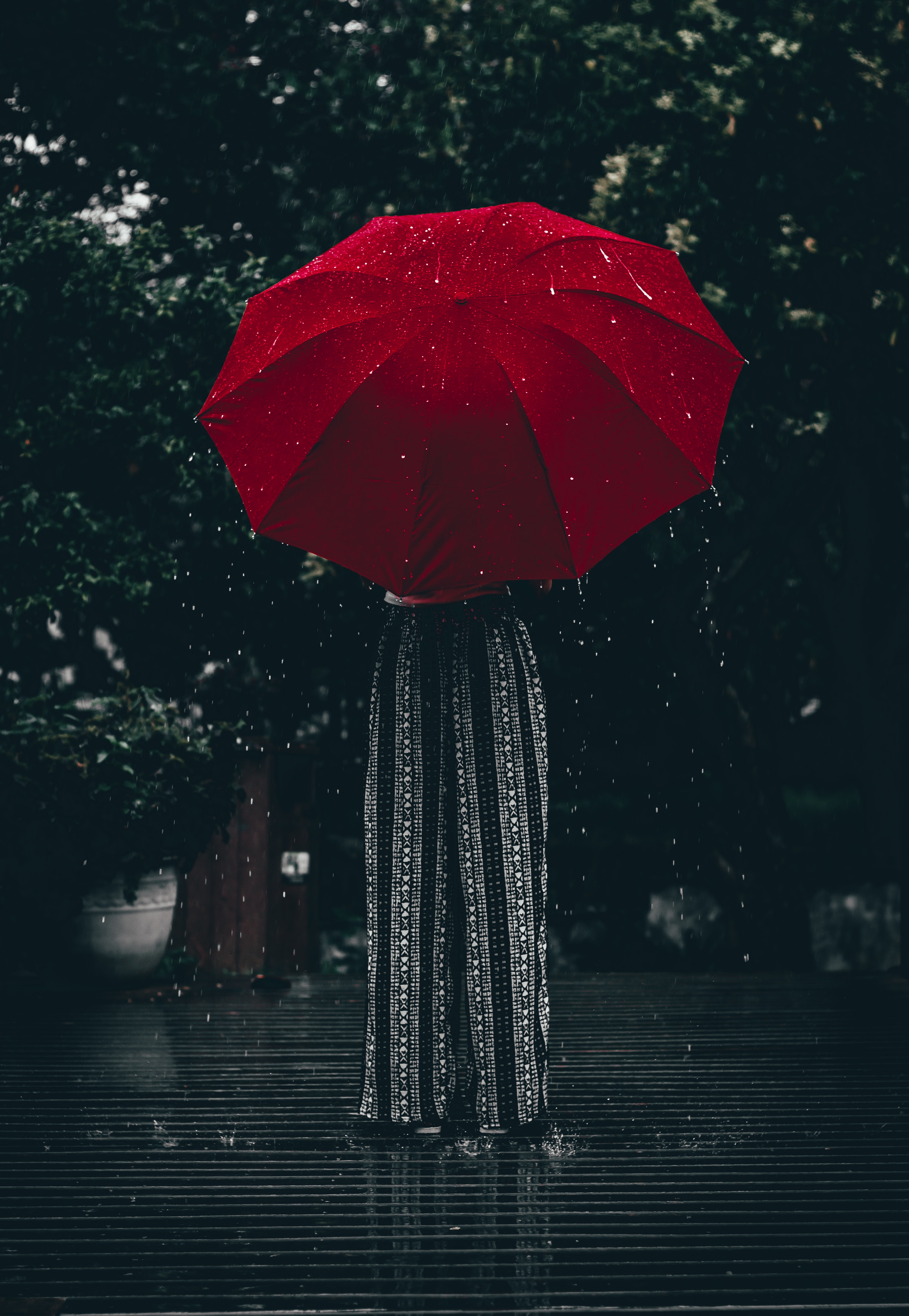 黑色下雨天图片唯美图片