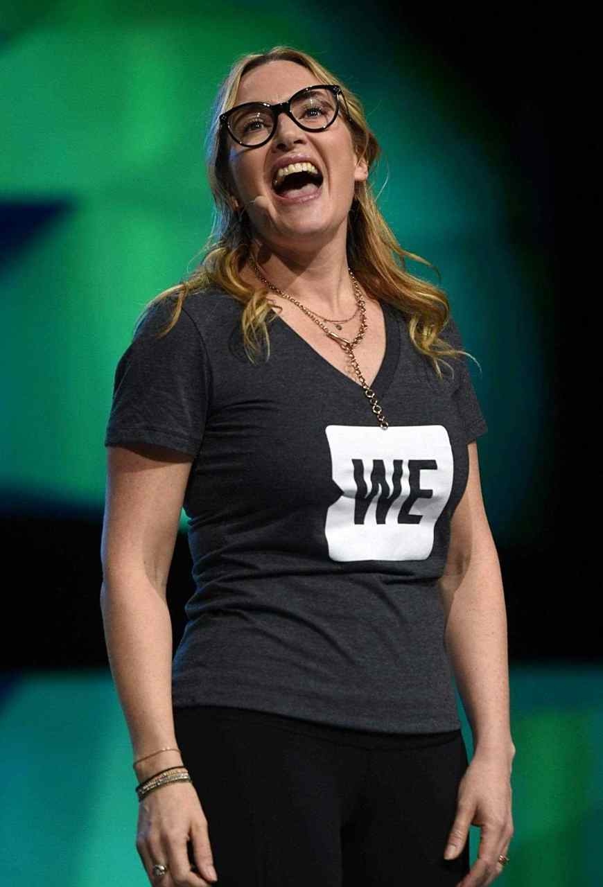 《泰坦尼克号》女星肉丝受邀演讲 看得出来她是个很可爱的女孩!