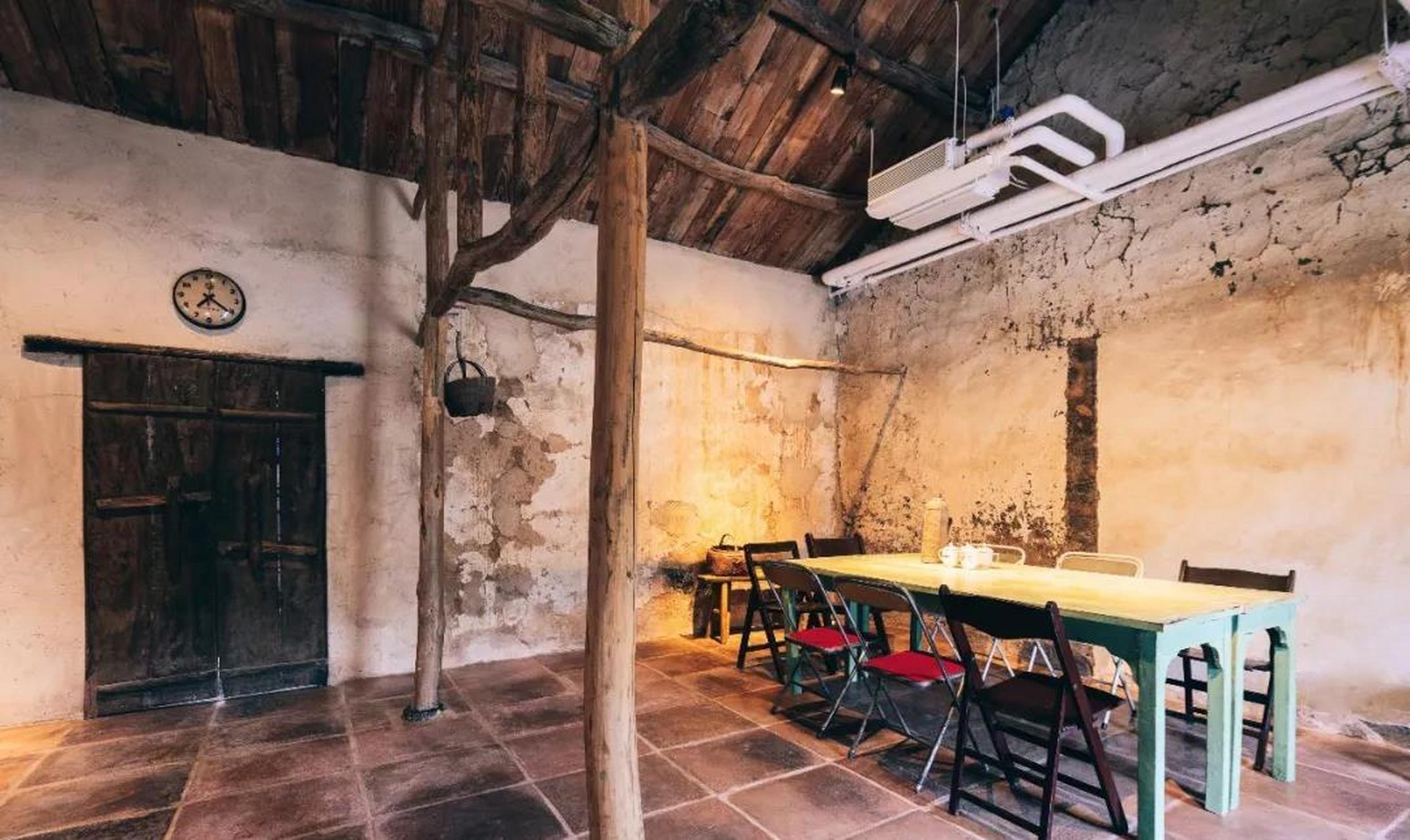 70年代老民居,斑驳的墙面,经由时光打磨的光滑石门槛,竹木马,唱片机和