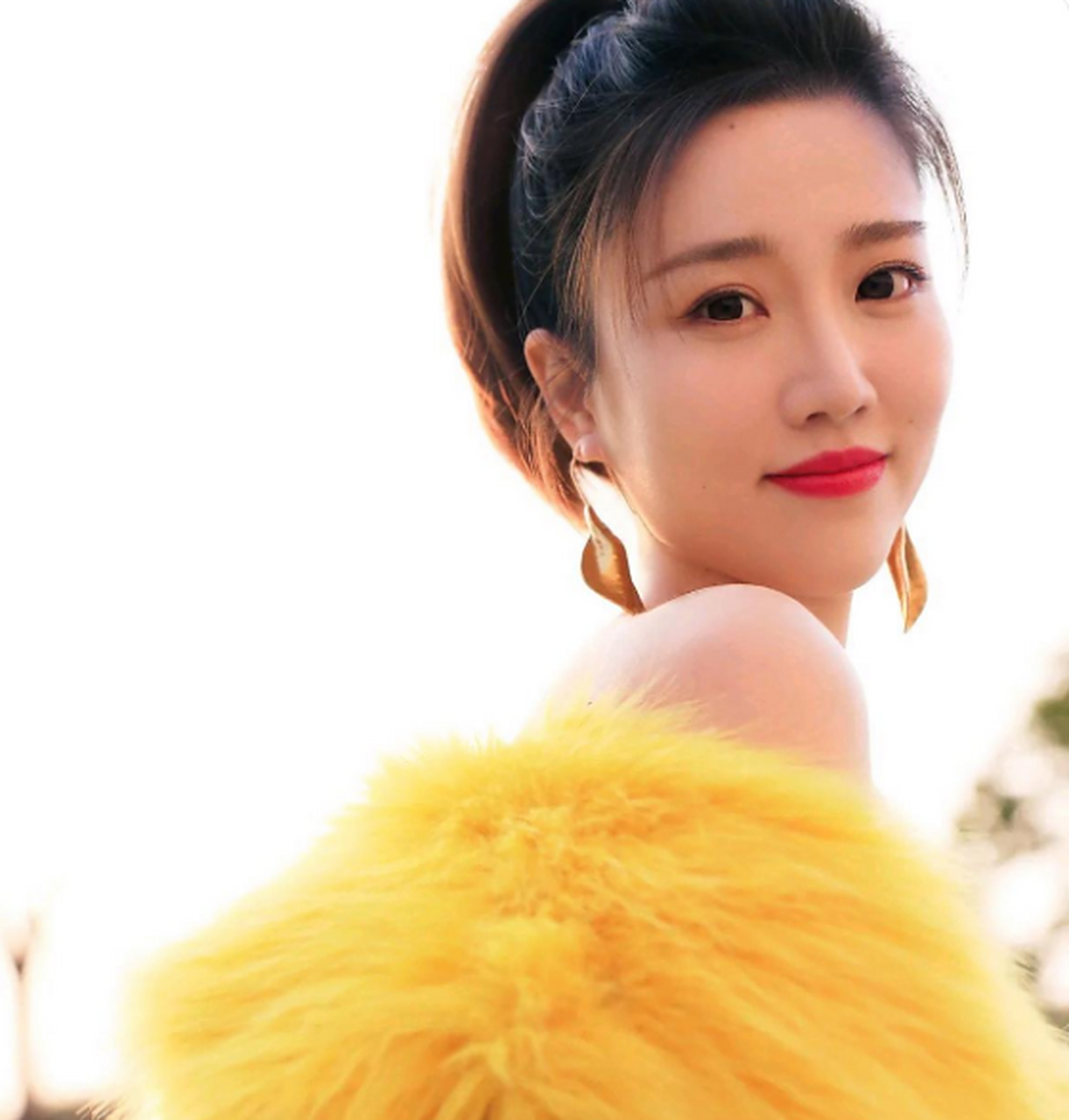 主持人张纯烨穿黄色皮草外套,扎高马尾,笑容甜美,温婉可人,大秀火辣