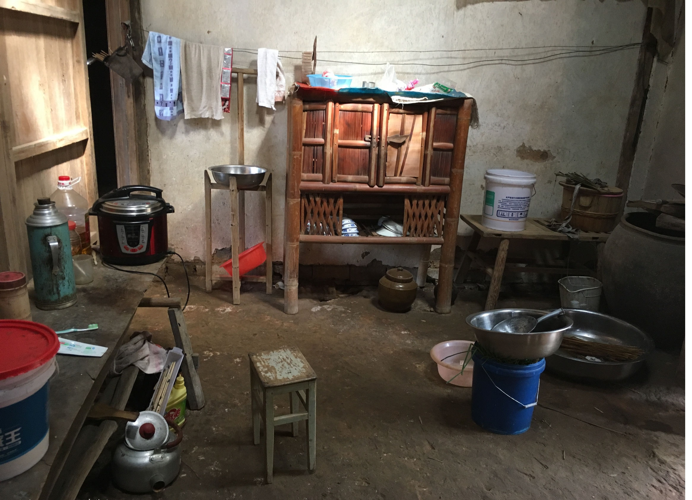 很多父母,即使无法为孩子创造更好的家庭条件,却总是