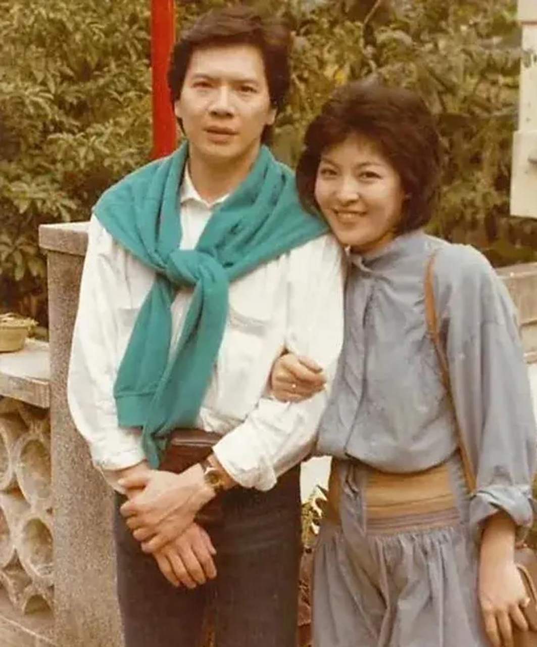 上世纪80年代,年轻的向华强和陈岚谈恋爱时的合影,展现了他们青春活力