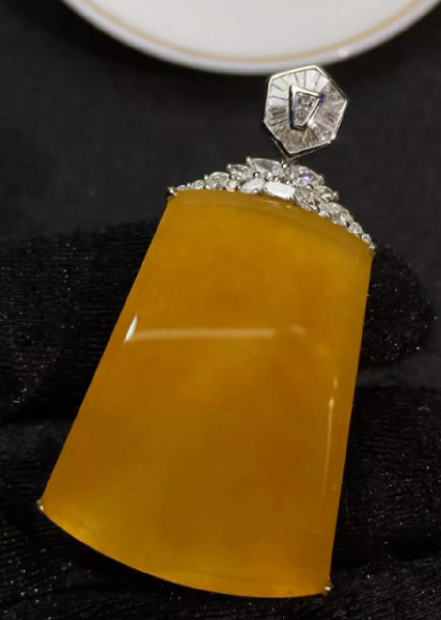 #点击头像看直播##翡翠#由于黄翡是外因之致色出现,所以低档翡翠以黄