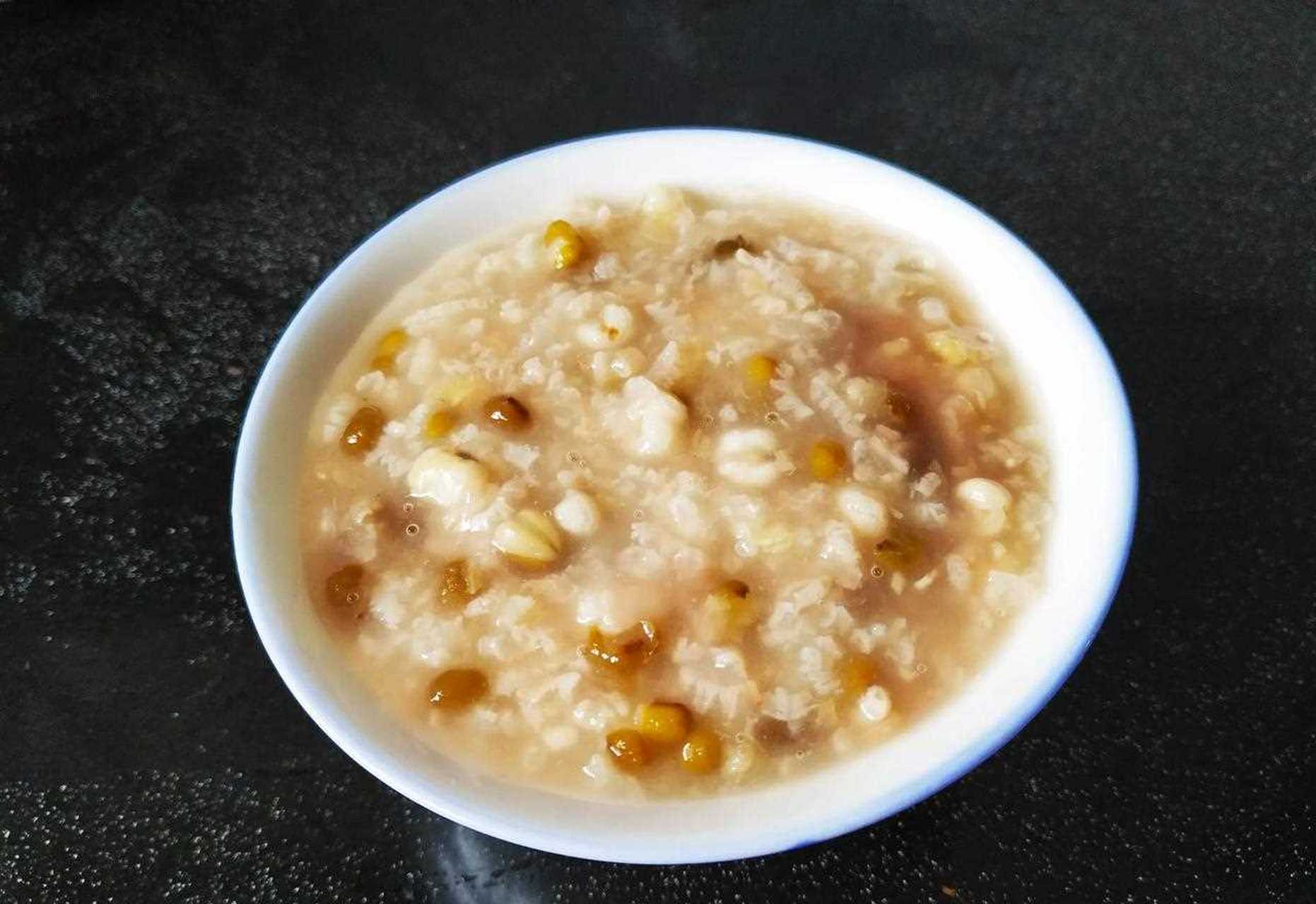 早餐打卡了[友军] 今天的早餐是薏米绿豆糯米粥.