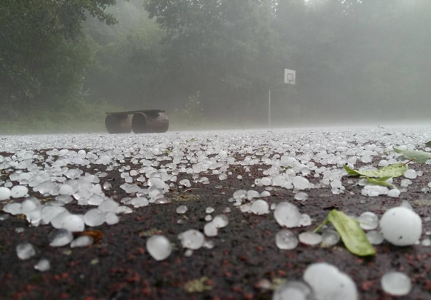 4月2日,贵州遵义下冰雹和暴雨的新闻引发关注.