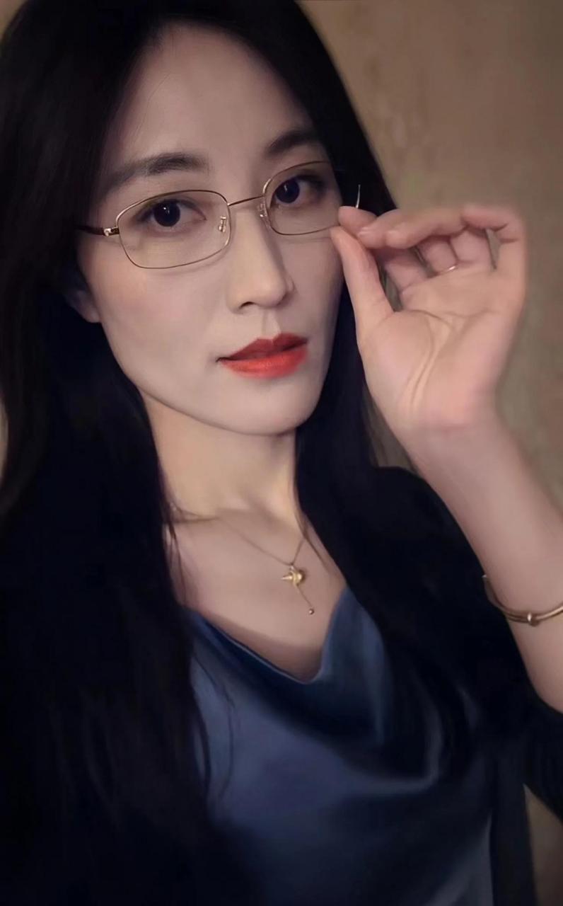 戴眼镜的御姐 眼镜一戴谁能不爱?