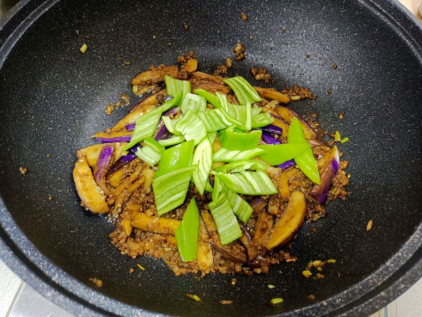 肉末酱茄子 茄子又名"茄",又称"落苏",是餐桌上为数不多的紫色蔬菜