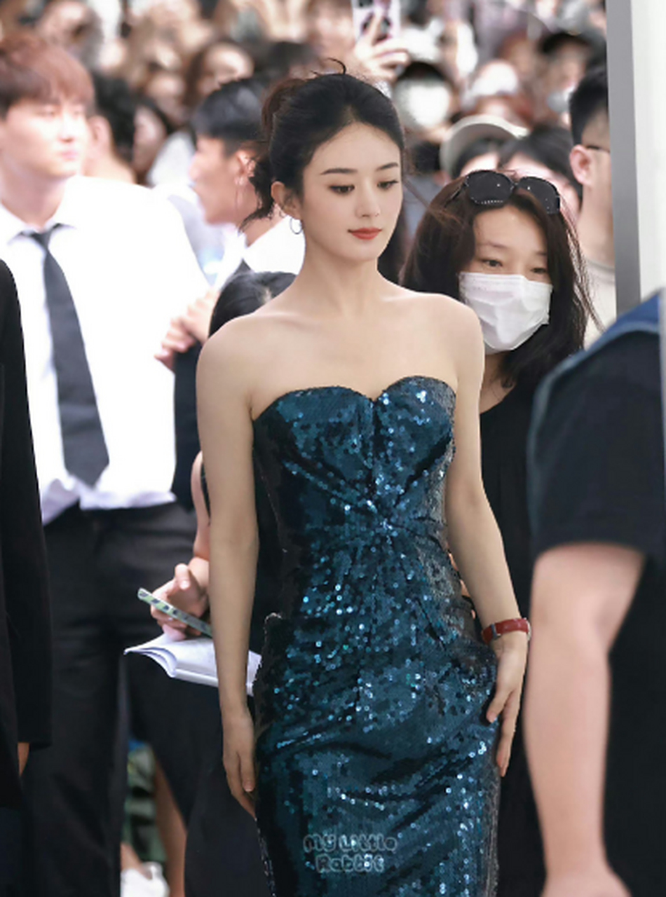 今天赵丽颖参加线下活动,蓝色鱼尾长裙尽显好身材,知性优雅超级美!