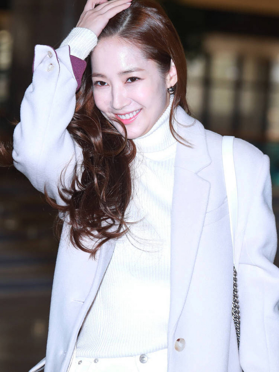 跟着爱豆学穿搭 朴敏英日常私服穿搭分享 外套|and you 温柔的浅色系