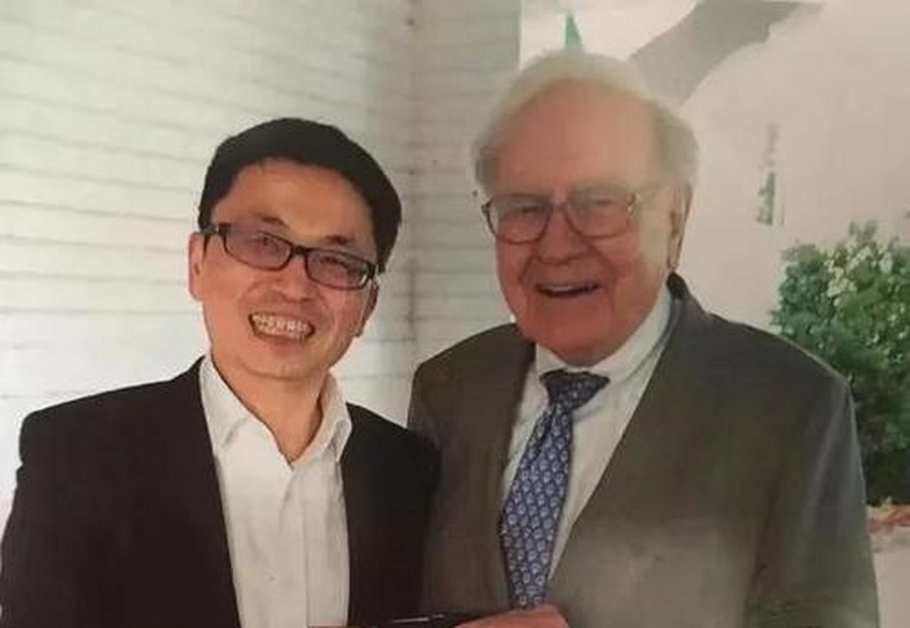 2014年,巴菲特邀请张磊到他家共进晚餐,等接送的汽车到门口的时候