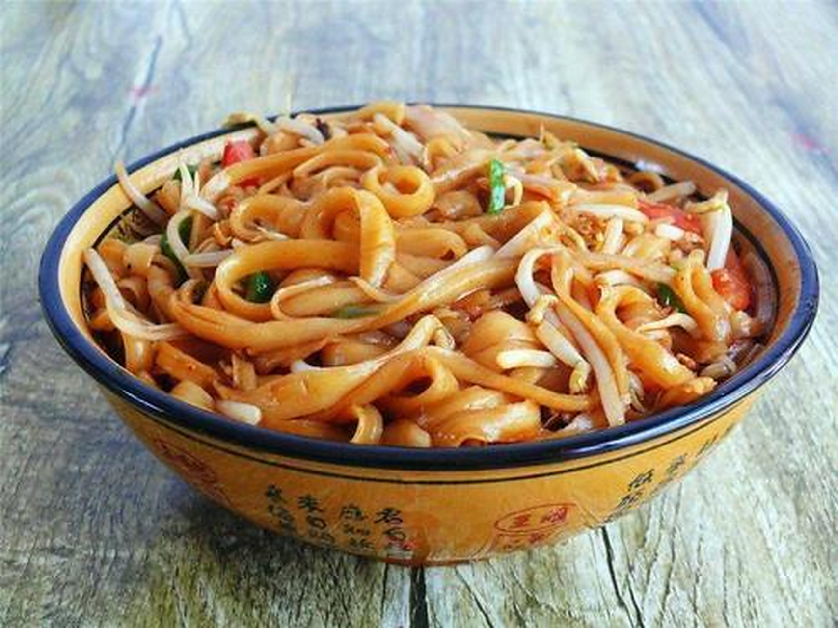 剔尖,做法是用筷子沿盘边剔面.