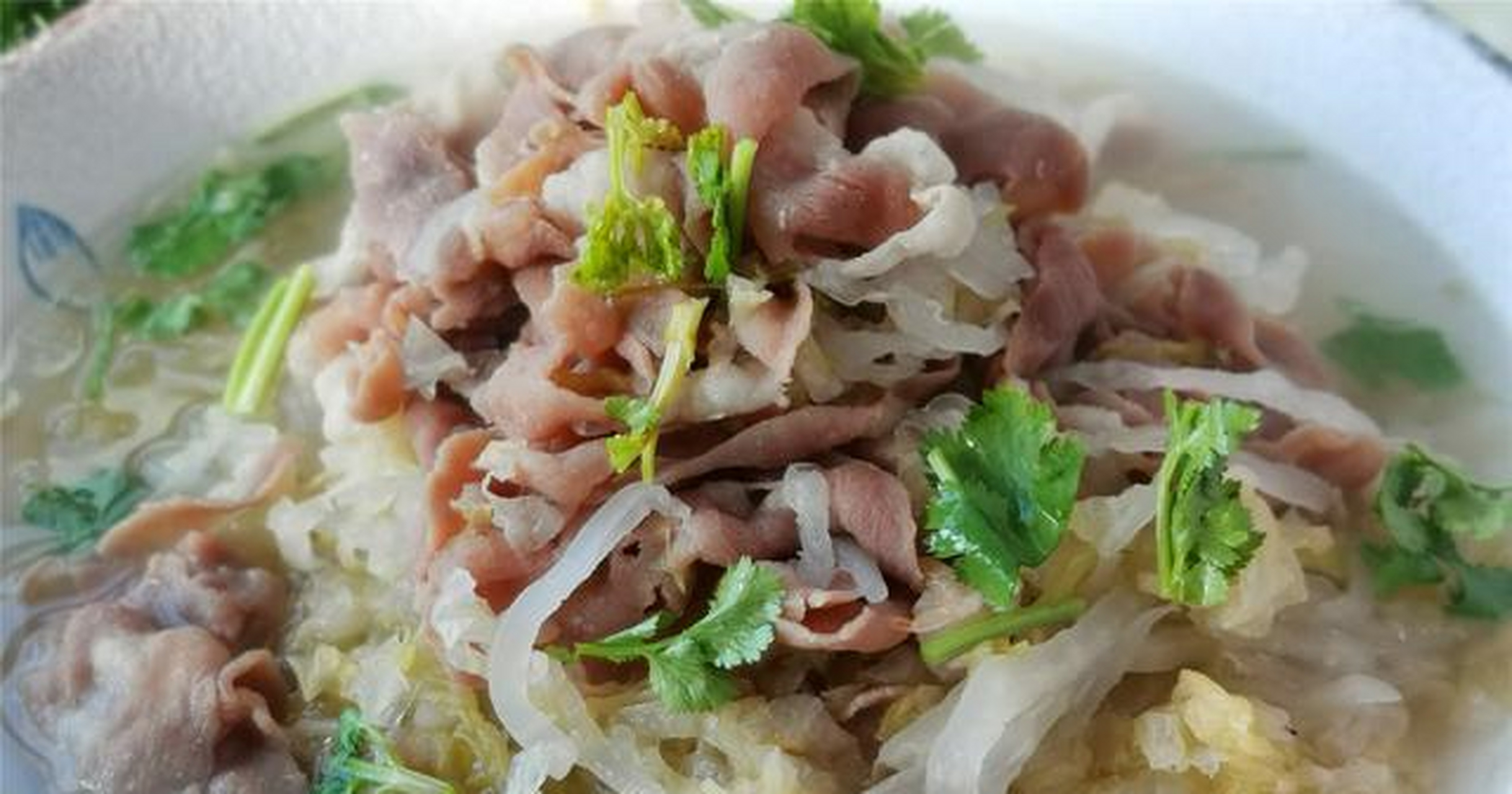 【渍菜粉】所需材料:东北酸菜半棵,粉条1把,猪肉100克,豆油和盐适量