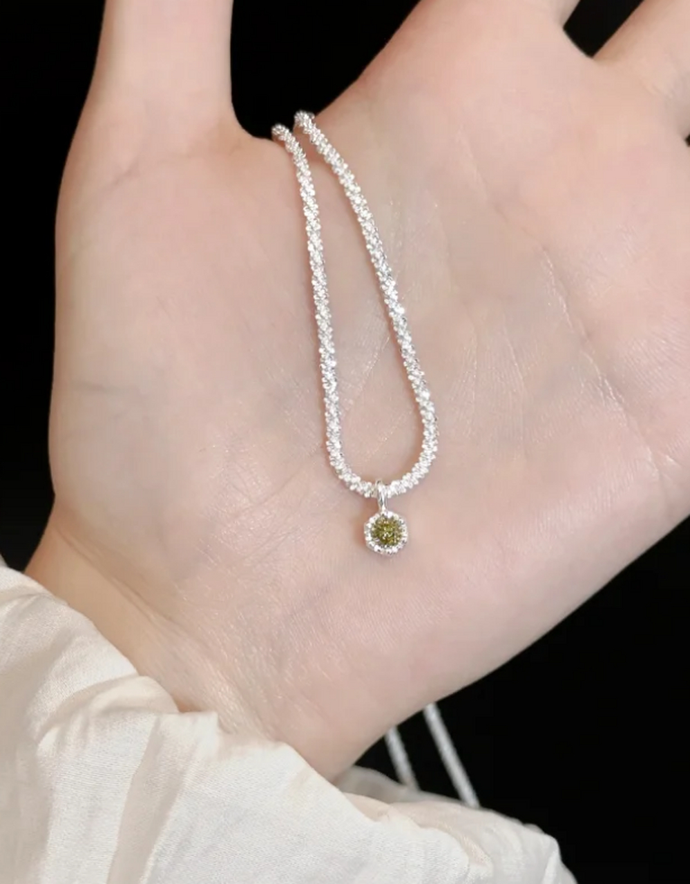 波光粼粼绿钻项链,独特氛围感 这款绿钻项链的设计实在是太独特了!