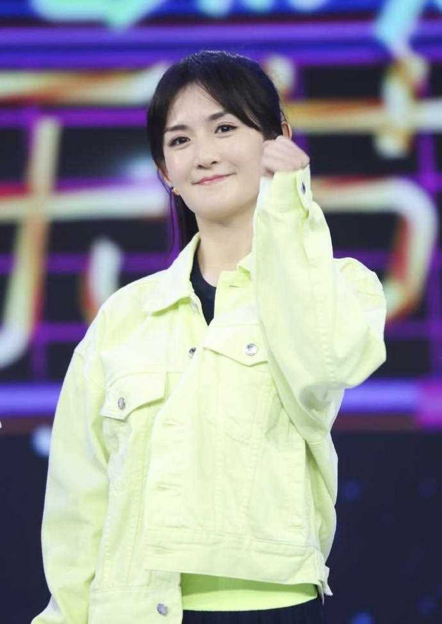 同框欧阳娜娜都不显老,休闲造型活力十足 谢娜喜获双胞胎女儿升级当妈