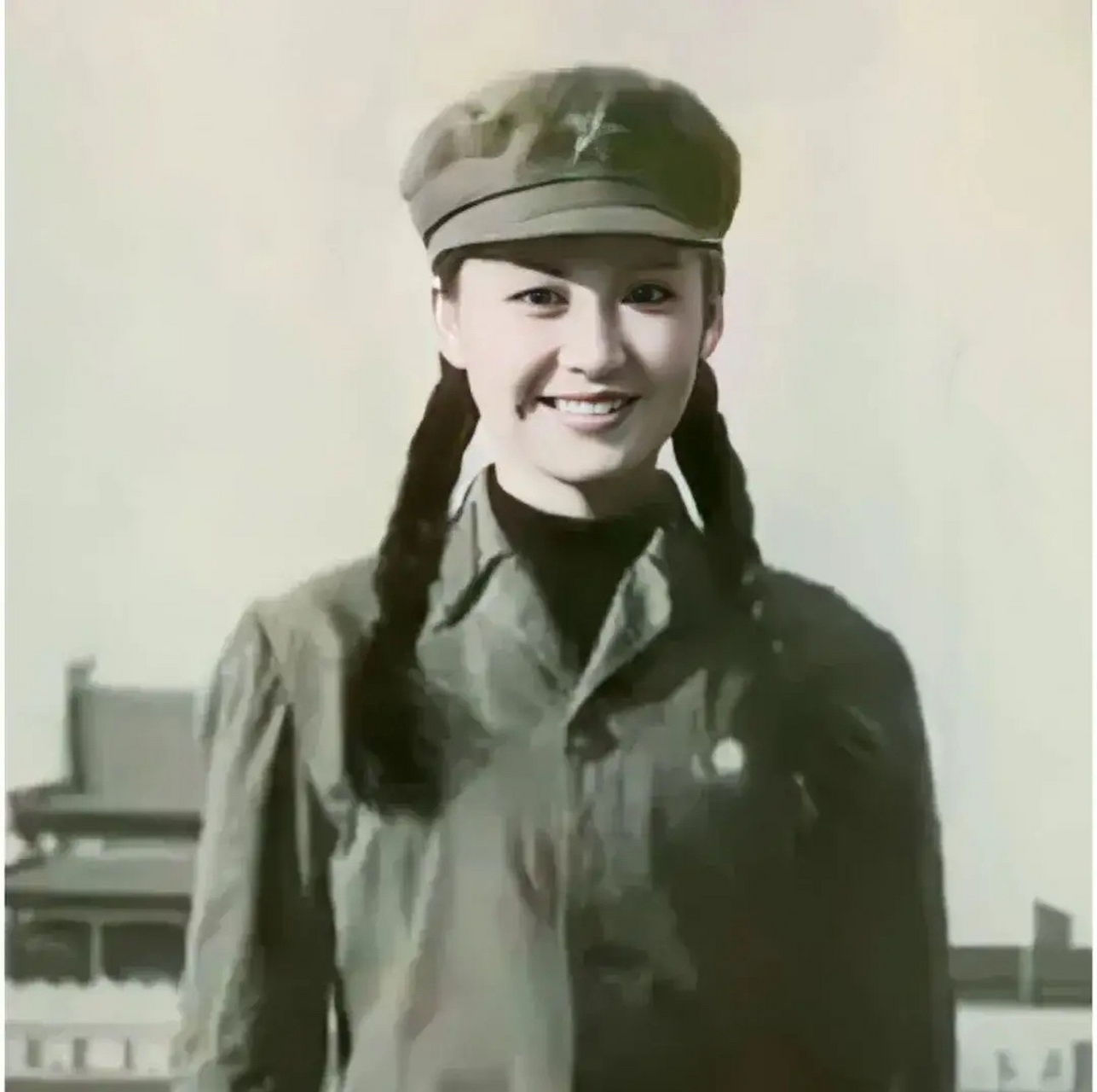 1988年,一个19岁的年轻姑娘许晴身穿军装,戴着军帽,双辫子齐肩,面带