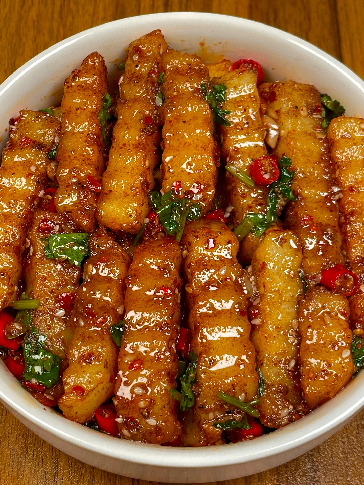 在家做个凉拌狼牙土豆,比路边摊的都好吃[亲吻] 土豆炸一炸,加上这个