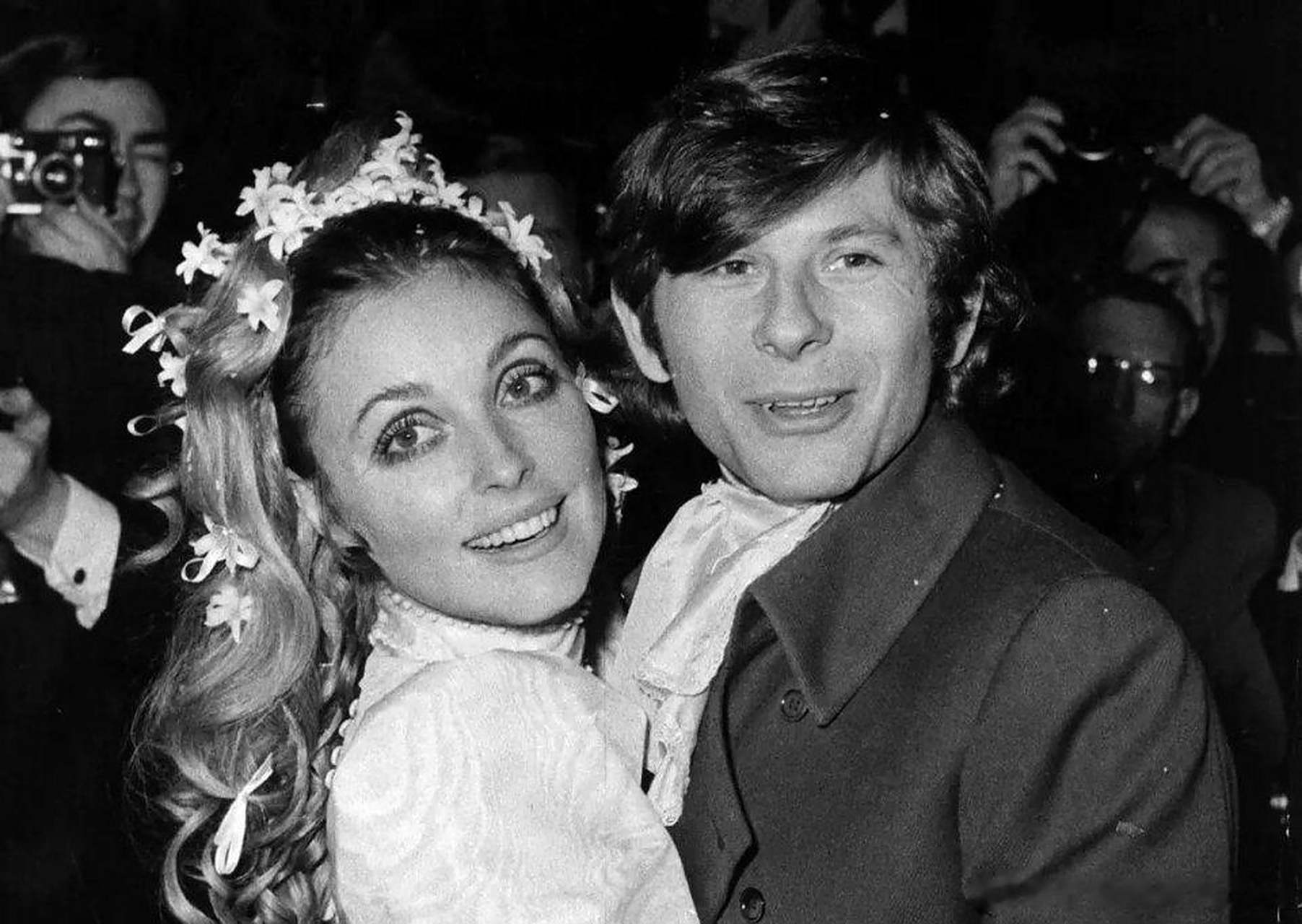 1968年,美女明星莎朗·塔特向李小龙学习功夫,李小龙戴着眼镜认真传授