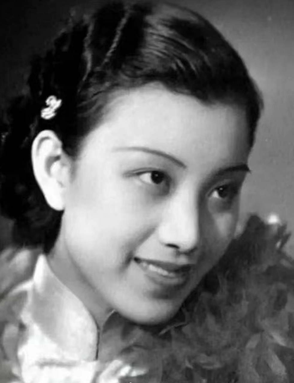 民国时期的上海滩第一美女严仁美,当时上海有两辆别克敞篷车,一辆是她