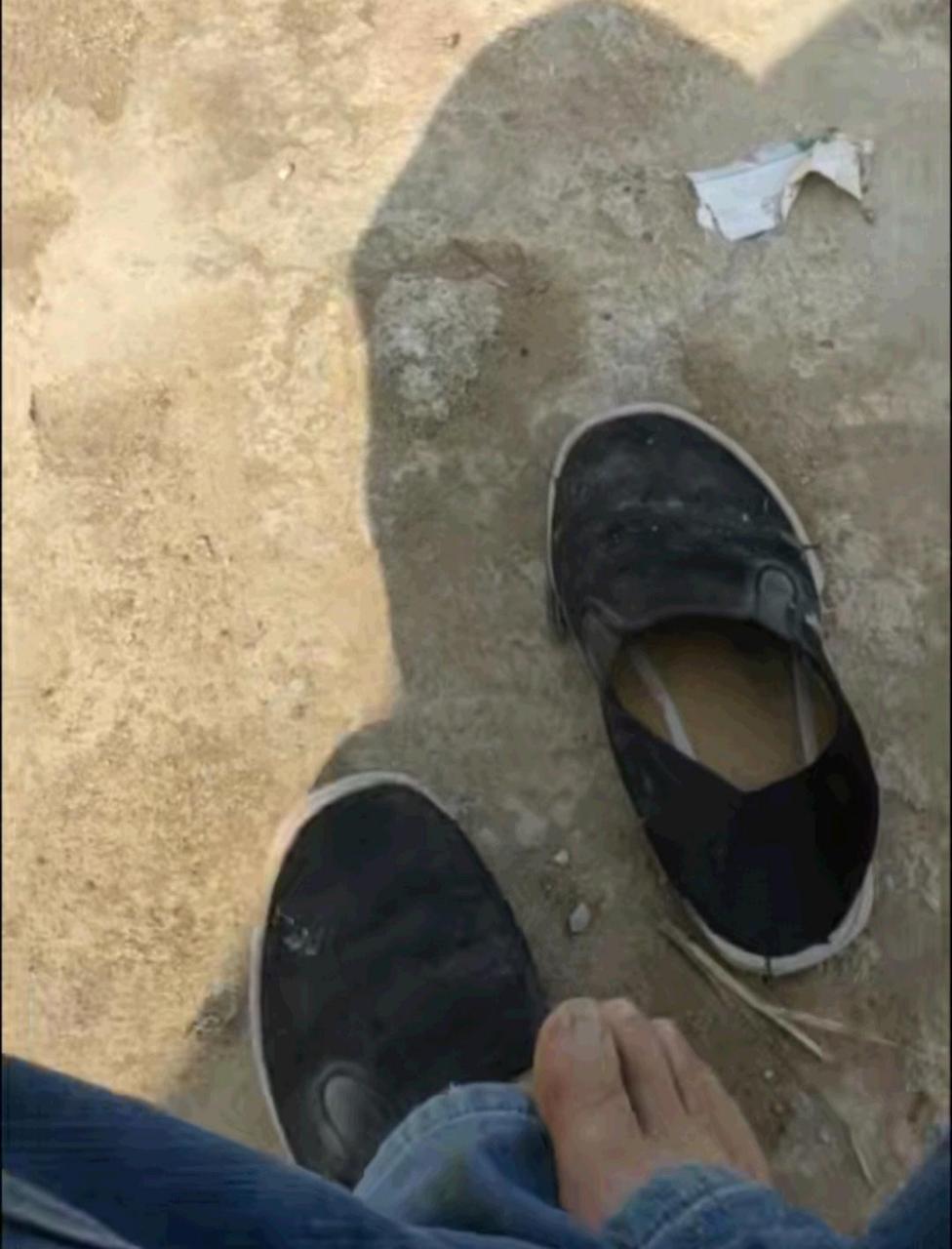 看着老公的鞋子还穿成这样破烂不堪,我真的很心疼.