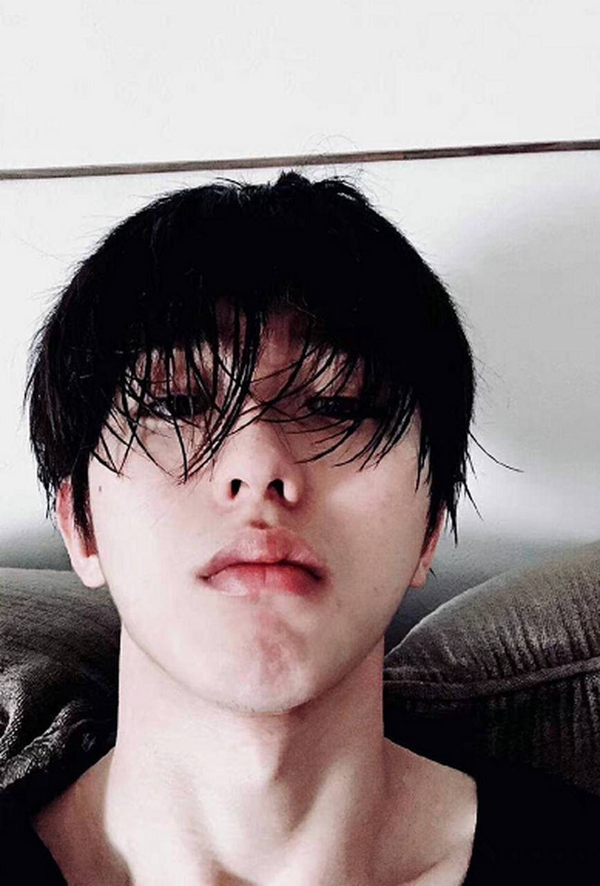 蔡徐坤晒湿发对镜自拍