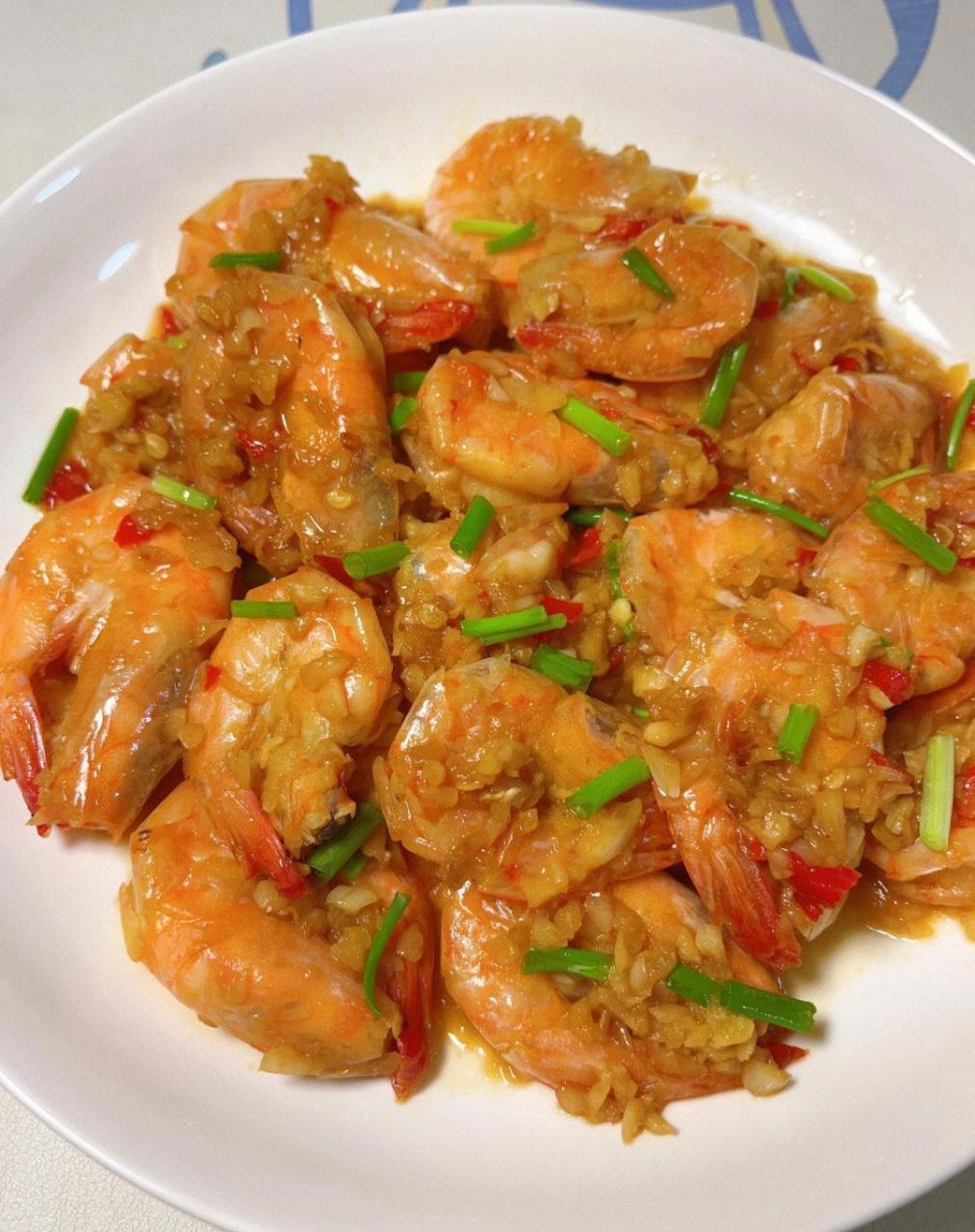 蒜蓉虾这样做真的嘎嘎好吃 食材:明虾,葱,蒜,小米辣 做法:1.