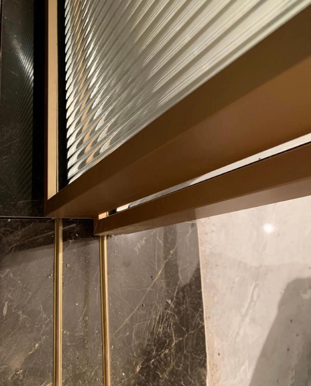 玻璃门你选择安装地轨还是吊轨?