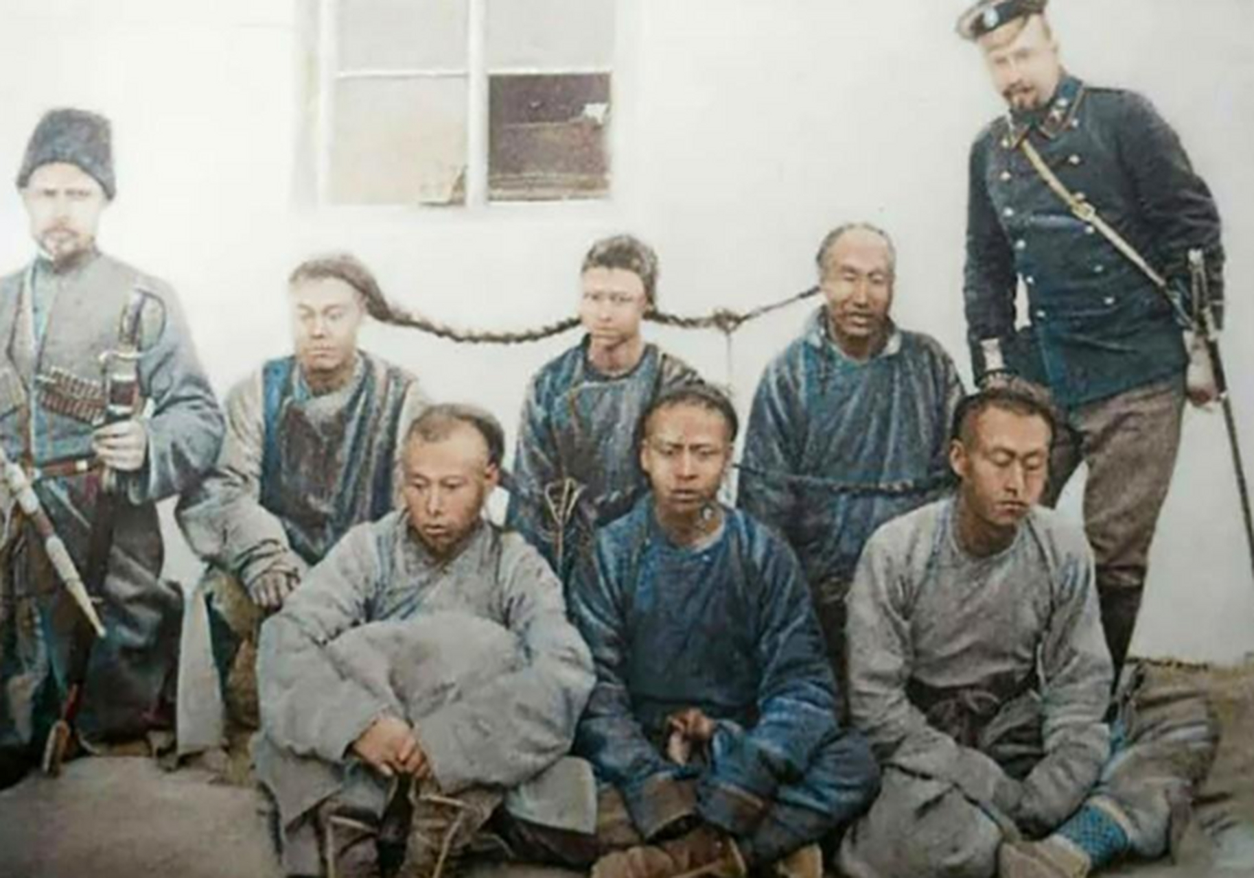 旧照:八国联军士兵和义和拳民的合影!