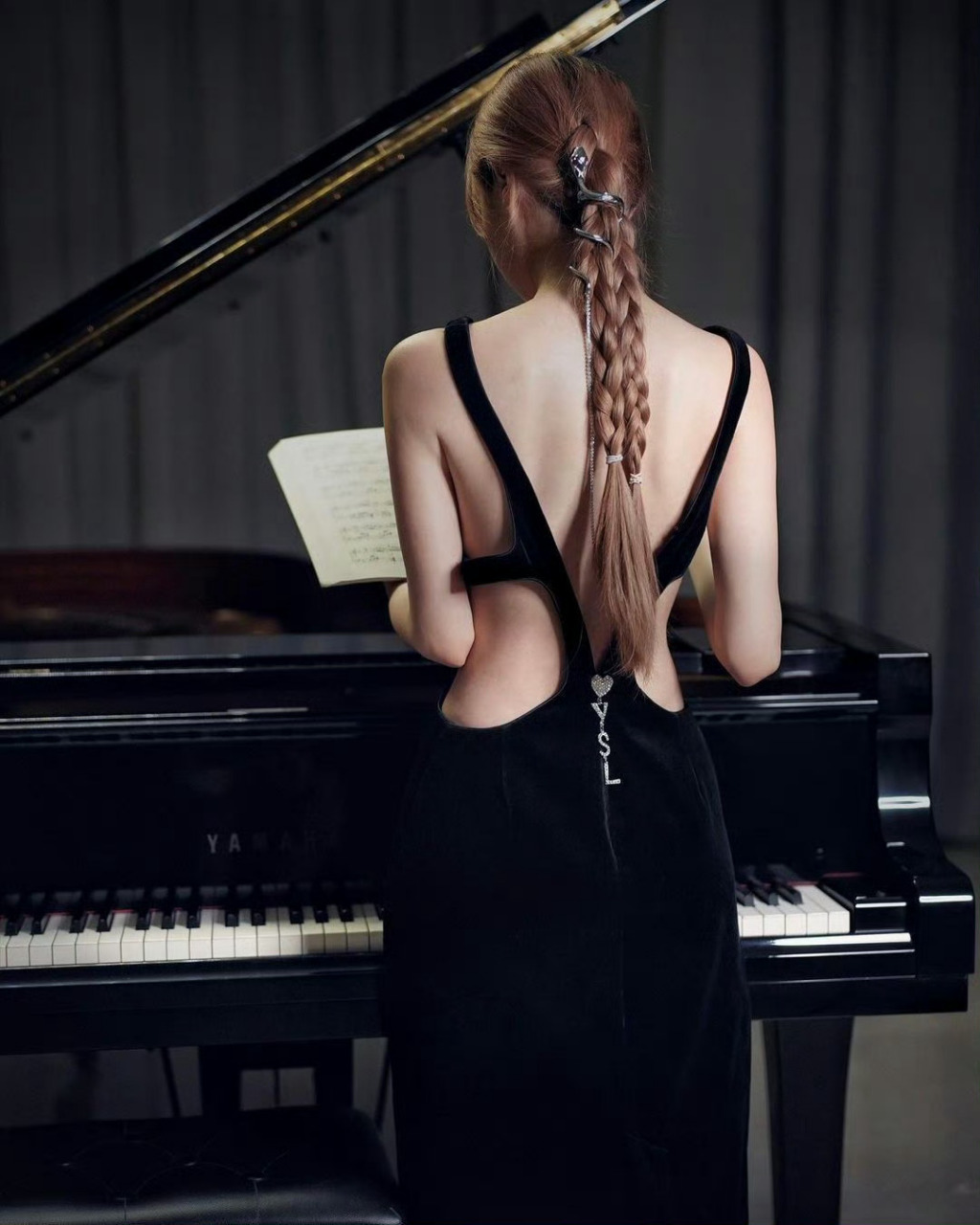 郎朗媳妇儿也是身材巨好,难道女钢琴师还有身材要求?