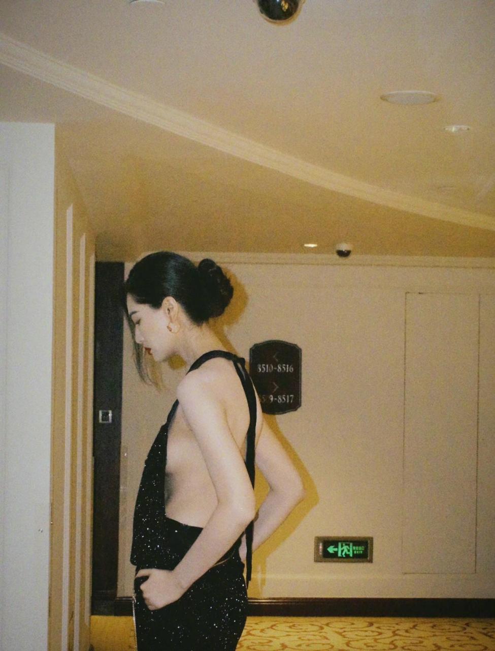 国际超模陈碧舸分享性感着装写真,侧身和背部尽显迷人身段