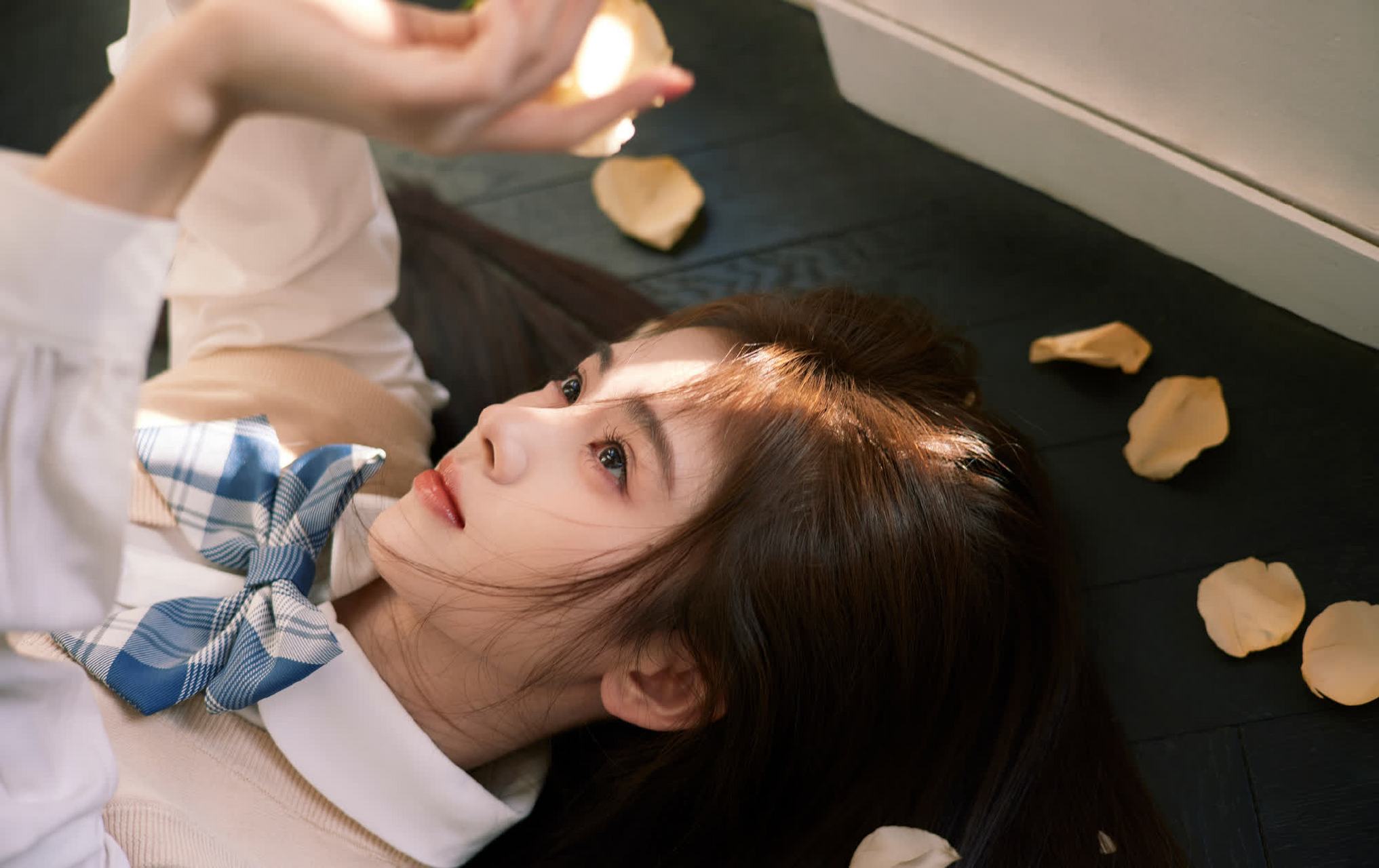 鞠婧祎的学院风造型充满了酷感,连头发都闪闪发亮,就像动漫里的少女一